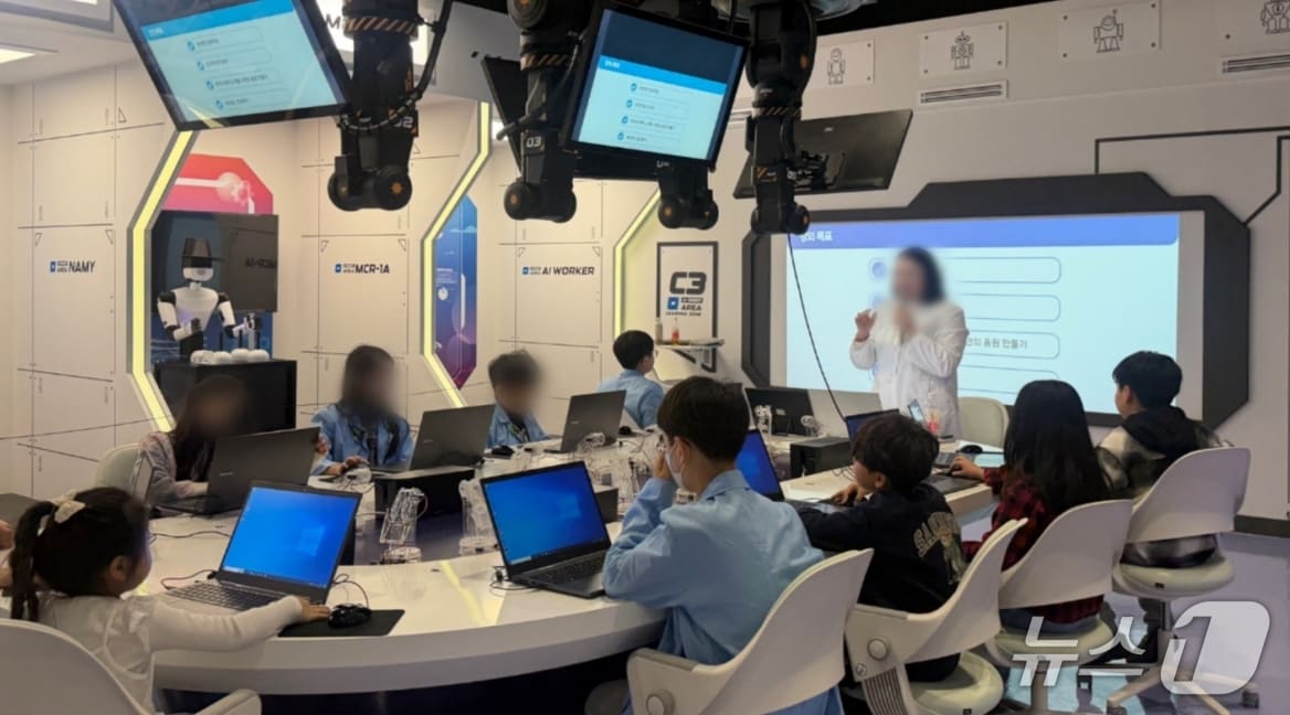 한국로봇산업진흥원이 운영하는 '인공지능(AI) 로봇 창의교실 체험관'에 참여한 어린이들이 수업을 받고 있다.(로봇산업진흥원 제공, 재판매 및 DB 금지)
