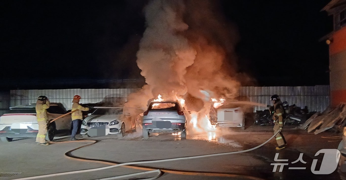 9일 오후 9시 41분쯤 경북 안동시 수하동 한 자동차 정비업체에 주차되어 있던 사고 차량에서 불이나 진화 대원들이 불을 끄고 있다.(경북소방본부 제공. 재판매 및 DB 금지)2026.3.10/뉴스1