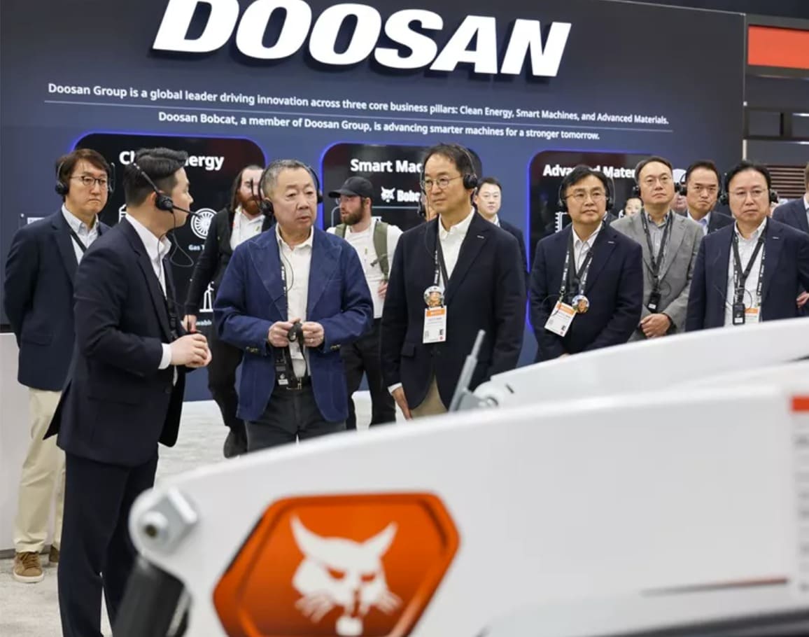 박정원 두산그룹 회장(가운데)이 미국 라스베이거스 ‘콘엑스포 2026’ 현장을 찾아 두산밥캣의 미니트랙로더에 직접 탑승해 스캇 박 두산밥캣 부회장(맨 왼쪽) 설명을 듣고 있다.(두산그룹제공)