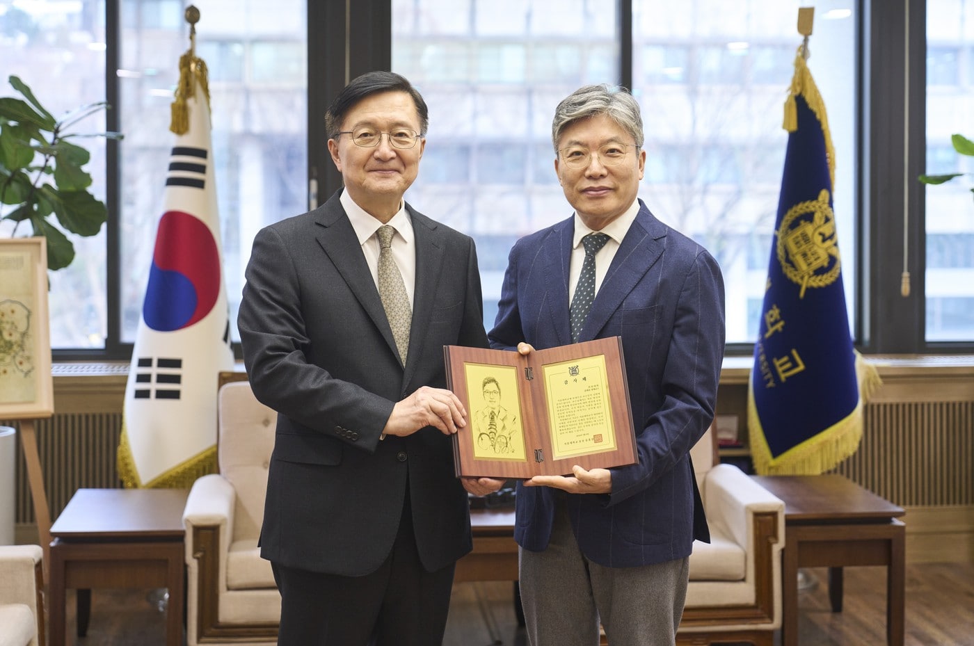 유홍림 서울대 총장(왼쪽)과 김태유 서울대 의과대학 명예교수.(서울대 제공)