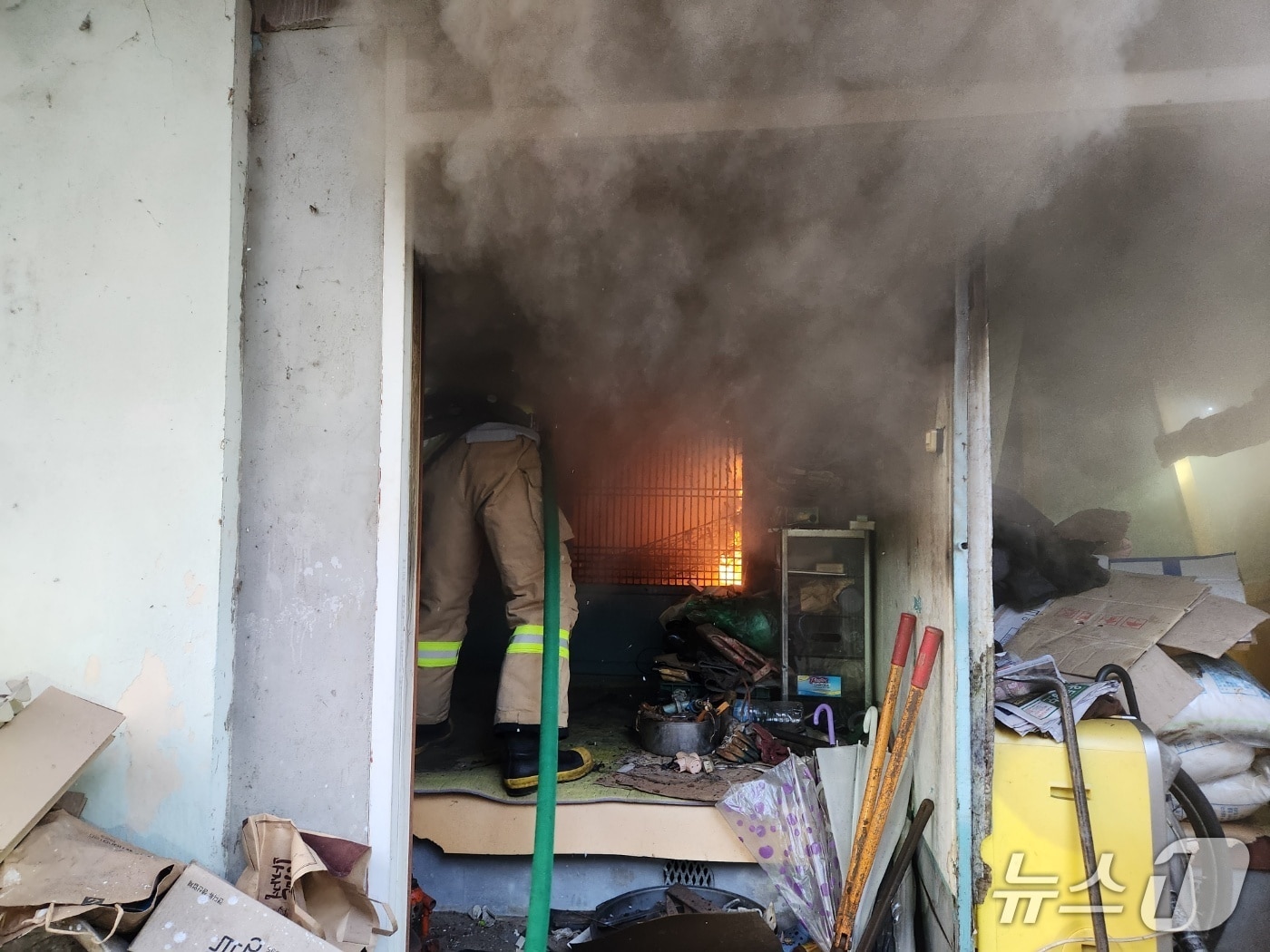 10일 오전 7시 46분쯤 전남 목포시 용당동의 한 주택에서 불이 나 소방당국이 불을 진화하고 있다.(전남소방본부 제공. 재판매 및 DB 금지)