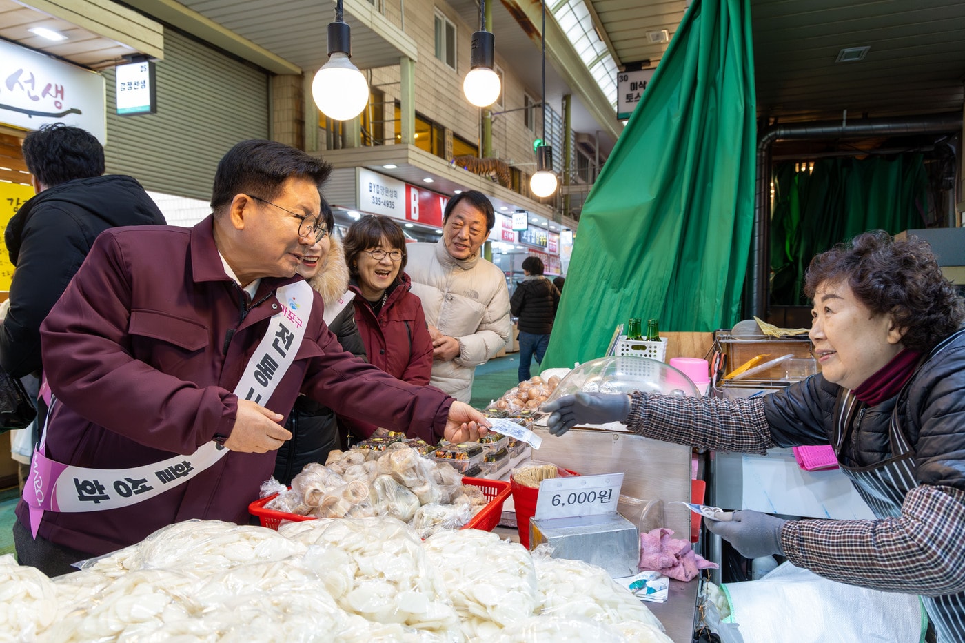 망원시장 방문한 박강수 마포구청장