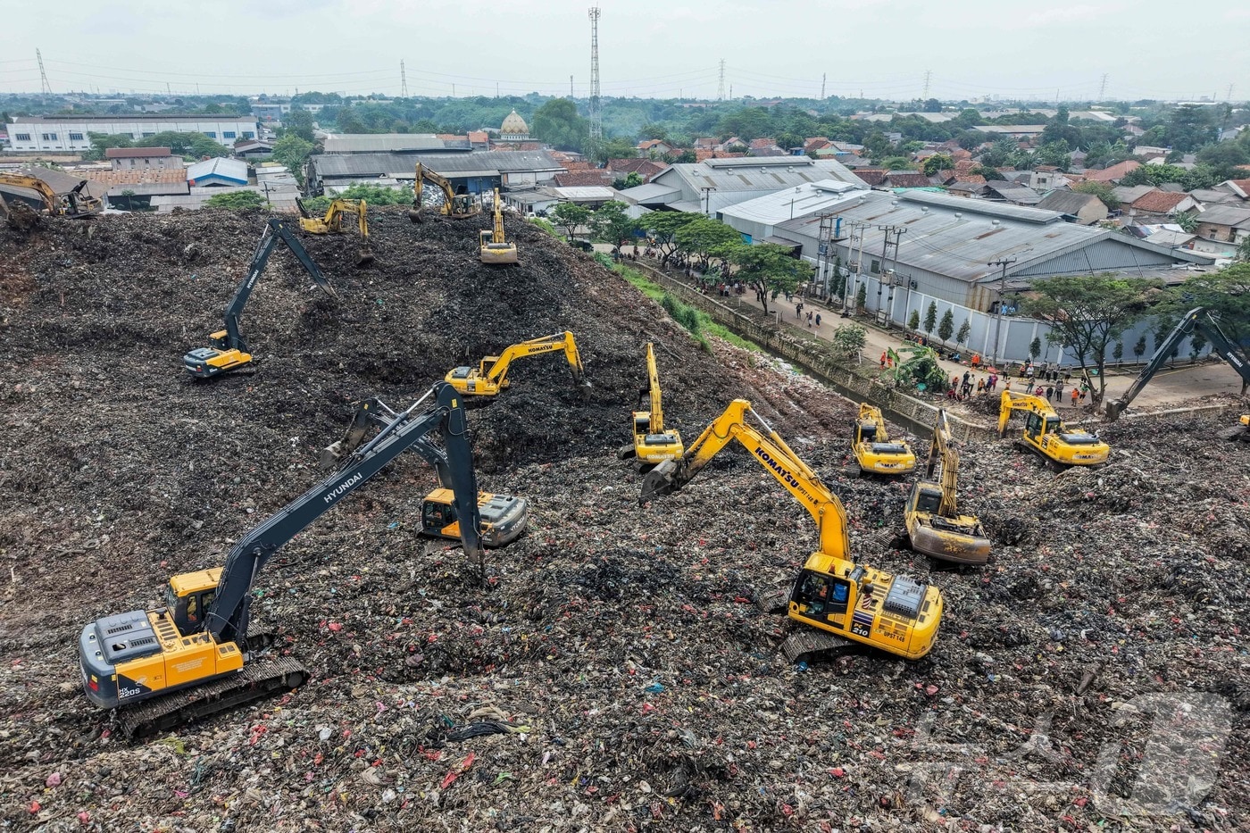 9일(현지시간) 인도네시아 서자바 베카시의 반타르게방 매립지에서 발생한 산사태 이후 구조팀이 중장비를 이용해 실종자 수색 작업을 벌이고 있다. 2026.03.09. ⓒ AFP=뉴스1