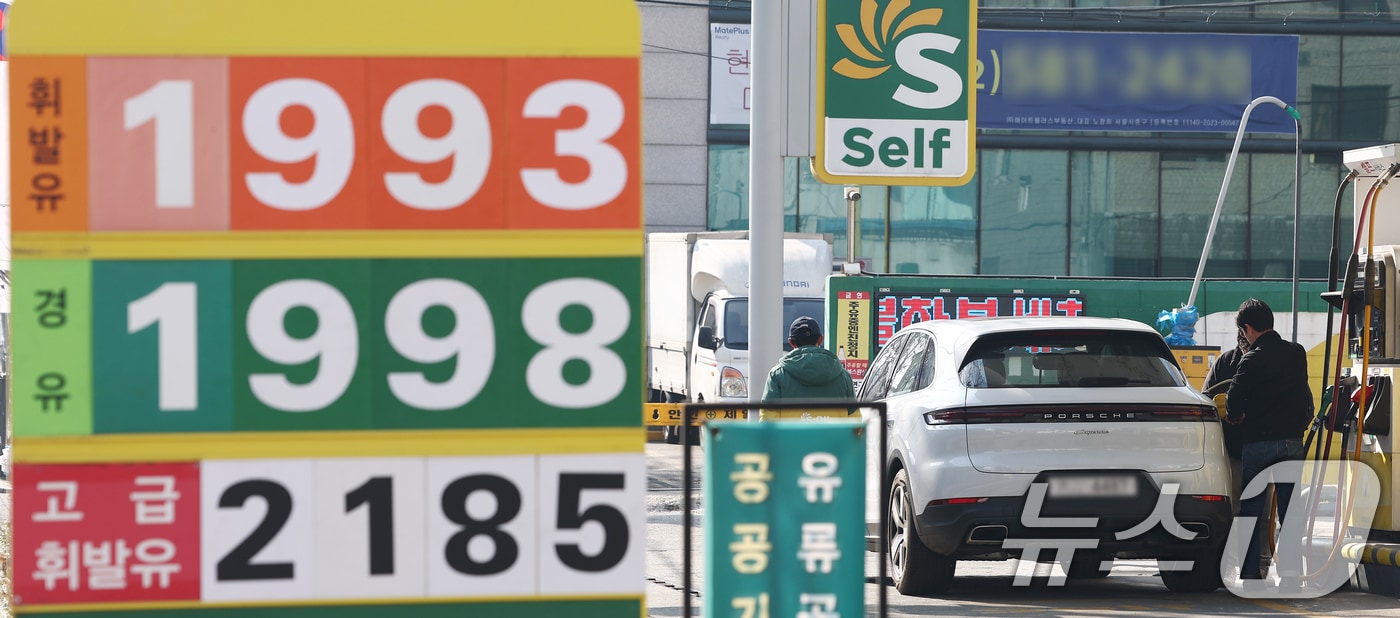 10일 오전 서울 성북구의 한 주유소에서 시민이 주유를 하고 있다. 2026.3.10 ⓒ 뉴스1 김민지 기자