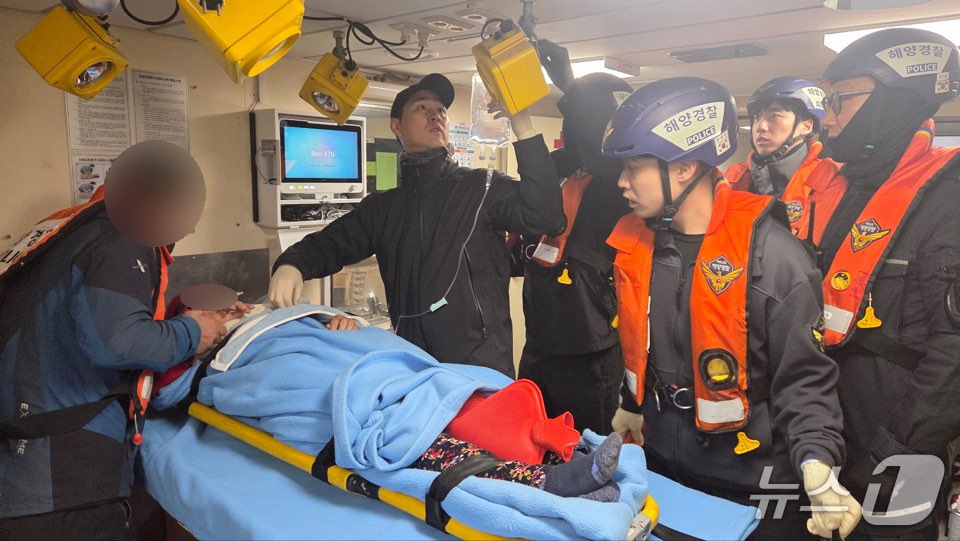 목포해경 함정에서 환자가 긴급 처치를 받고 있다.(사진=목포해경 제공. 재판매 및 DB 금지)