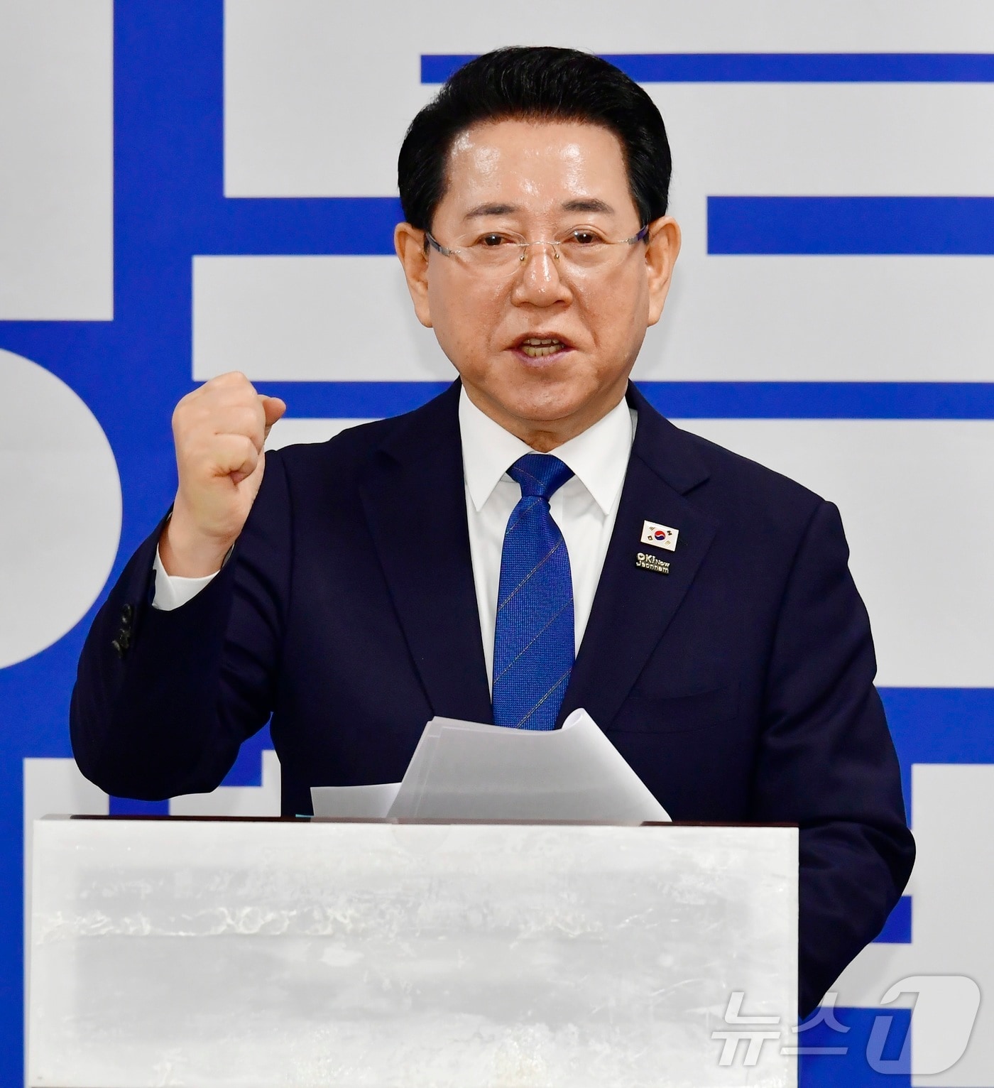 전남광주특별시장 선거에 출마한 김영록 전남지사가 10일 오전 광주시의회 브리핑룸에서 출마 기자회견을 하고 있다.(독자제공. 재배포 및 DB 금지)