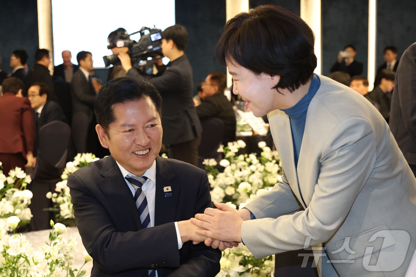 지난 3월 10일 정청래 더불어민주당 대표와 전현희 더불어민주당 서울시장 예비후보가 서울 영등포구 한국노총 웨딩여율리에서 열린 '한국노총 창립 제80주년 기념식 및 후원의 날'에서 인사를 나누고 있는 모습. (공동취재) 2026.3.10 ⓒ 뉴스1 김도우 기자
