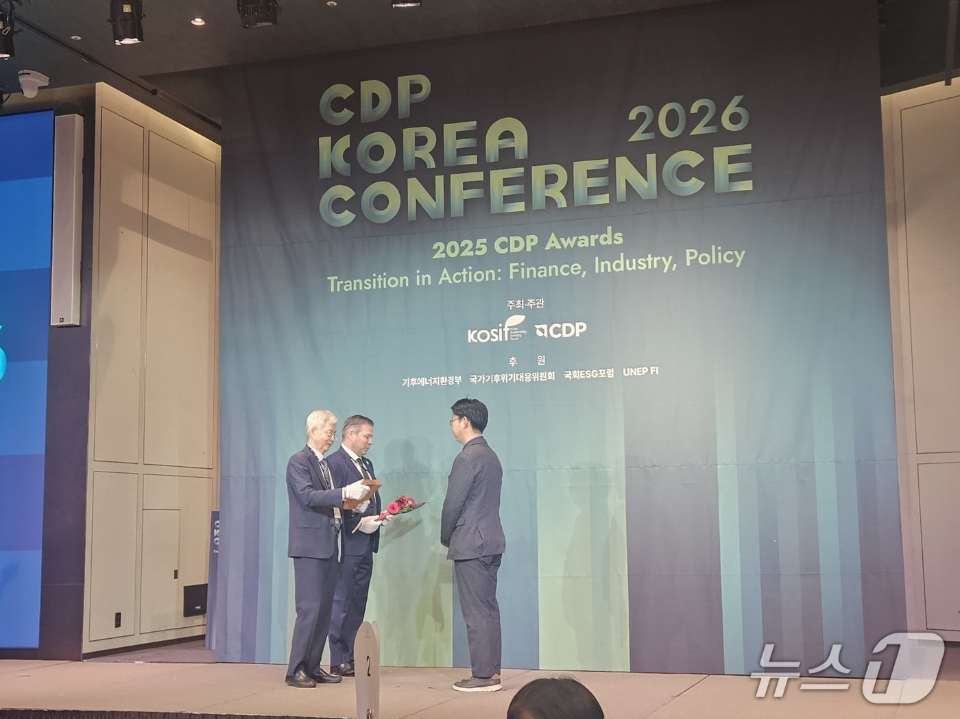  코오롱인더스트리가 10일 서울 중구 앰배서더 서울 풀만 호텔에서 열린 '2025 CDP 코리어 어워즈'에서 ‘탄소경영 섹터 아너스’ 상을 수상했다. 사진은 김명수 코오롱인더스트리 ESG기획팀장이 수상하는 모습. (사진제공 = 코오롱인더스트리)