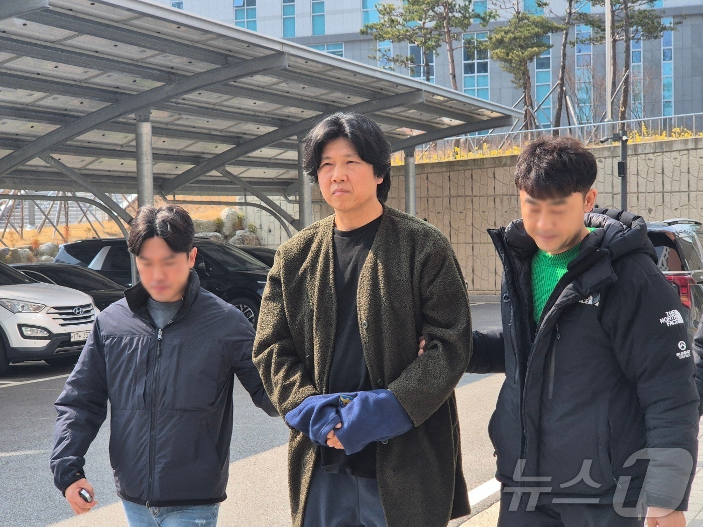 대마초를 소지하고 흡입한 혐의로 입건된 밴드 시나위 보컬 김바다 씨가 10일 오후 춘천지법 속초지원에서 열리는 구속 전 피의자 심문(영장실질심사)을 받기 위해 법정으로 이동하고 있다. 2026.3.10 ⓒ 뉴스1 윤왕근 기자