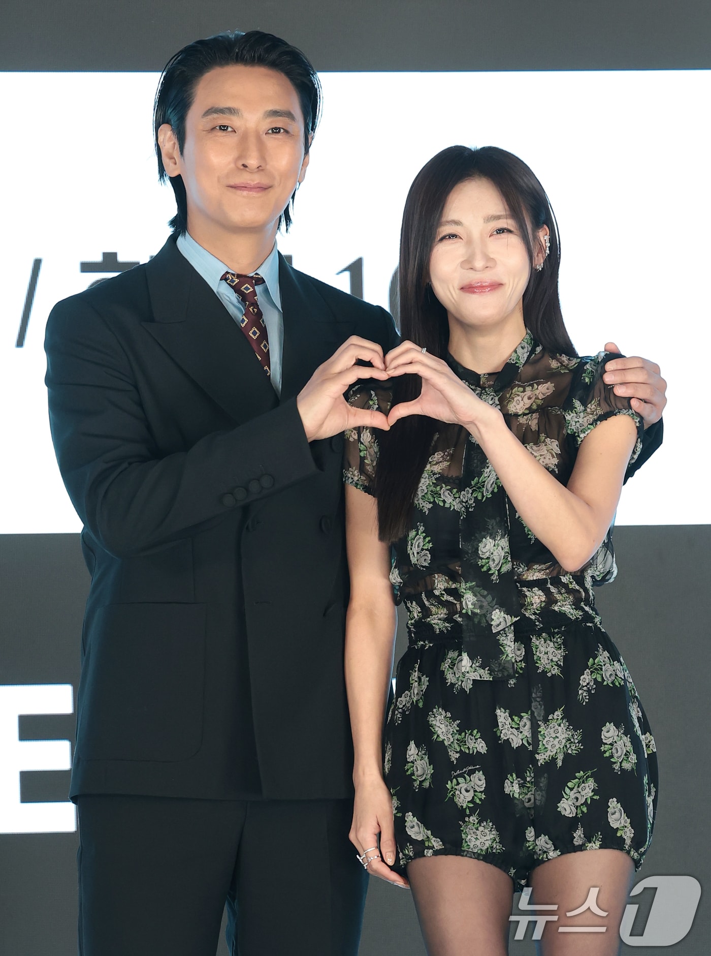 배우 주지훈과 하지원(오른쪽)이 10일 오후 서울 구로구 디큐브시티 더세인트에서 열린 ENA 새 월화드라마 ‘클라이맥스’(각본 이지원, 신예슬) 제작발표회에서 포즈를 취하고 있다. ‘클라이맥스’는 대한민국 최고의 자리에 서기 위해 권력의 카르텔에 뛰어든 검사 방태섭(주지훈 분)과 그를 둘러싼 이들의 치열한 생존극을 그린 작품이다. 2026.3.10 ⓒ 뉴스1 권현진 기자