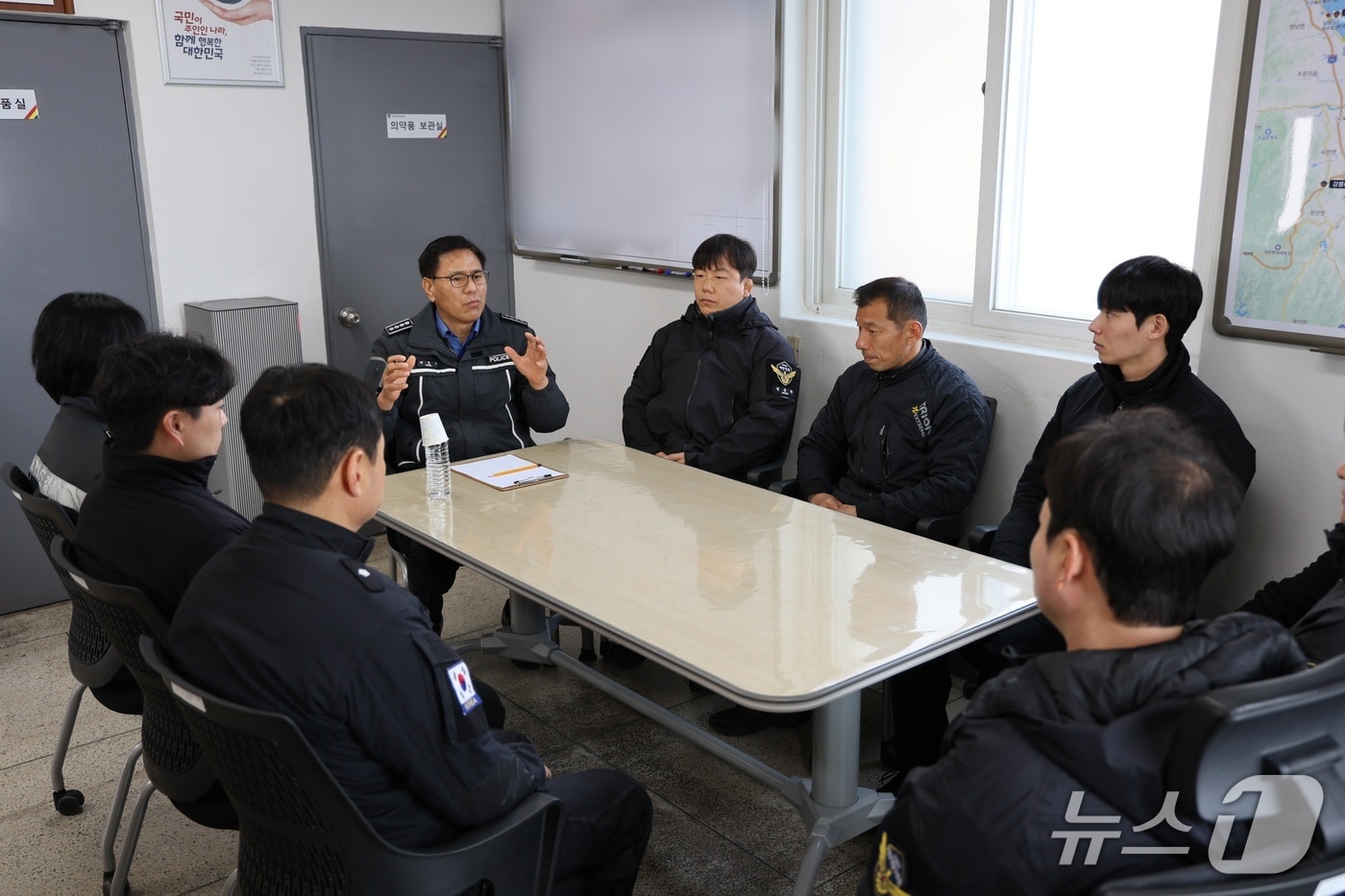 구조대 현장 점검 중인 박홍식 강릉해경서장.(사진 가운데. 강릉해경 제공, 재판매 및 DB 금지) 2026.3.10/뉴스1