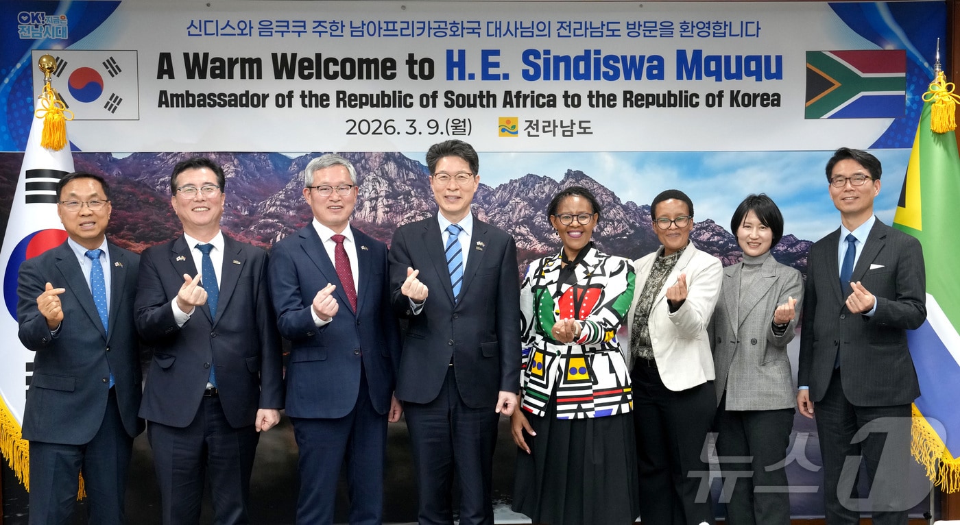 황기연 전라남도 행정부지사가 9일 오후 전남도청을 내방한 신디스와 음쿠쿠 주한 남아공 대사와 교류협력 증진을 위한 논의를 마치고 기념촬영을 하고 있다.(전남도 제공. 재판매 및 DB금지) 2026.3.10 ⓒ 뉴스1