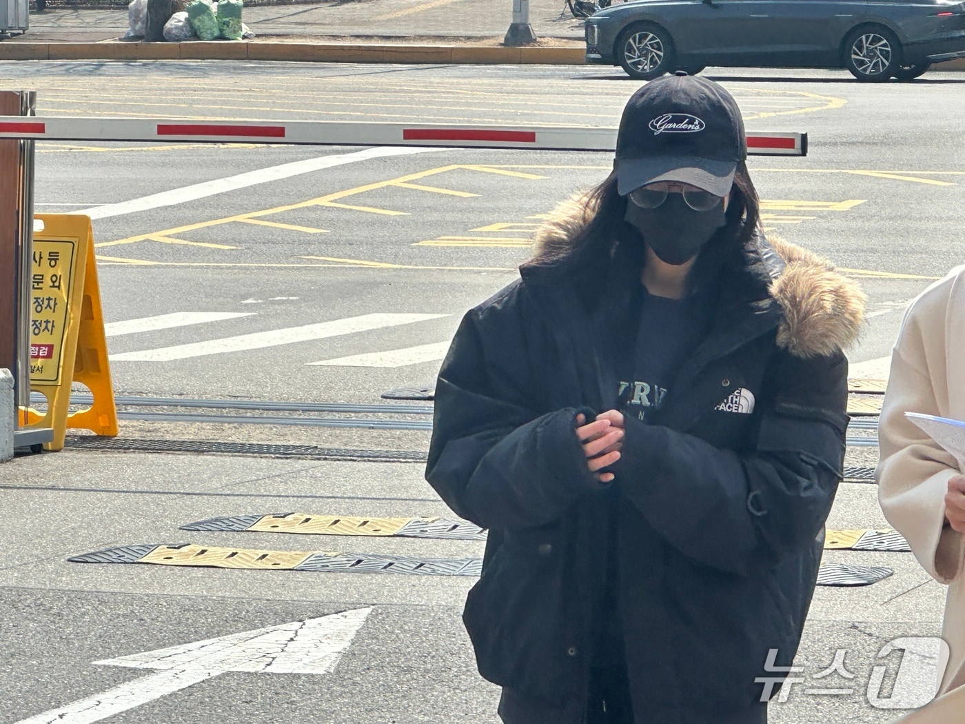 먹방 유튜버 쯔양(본명 박정원)이 10일 오후 1시 피고소인 신분으로 조사받기 위해 대전둔산경찰서로 들어서고 있다. ⓒ 뉴스1