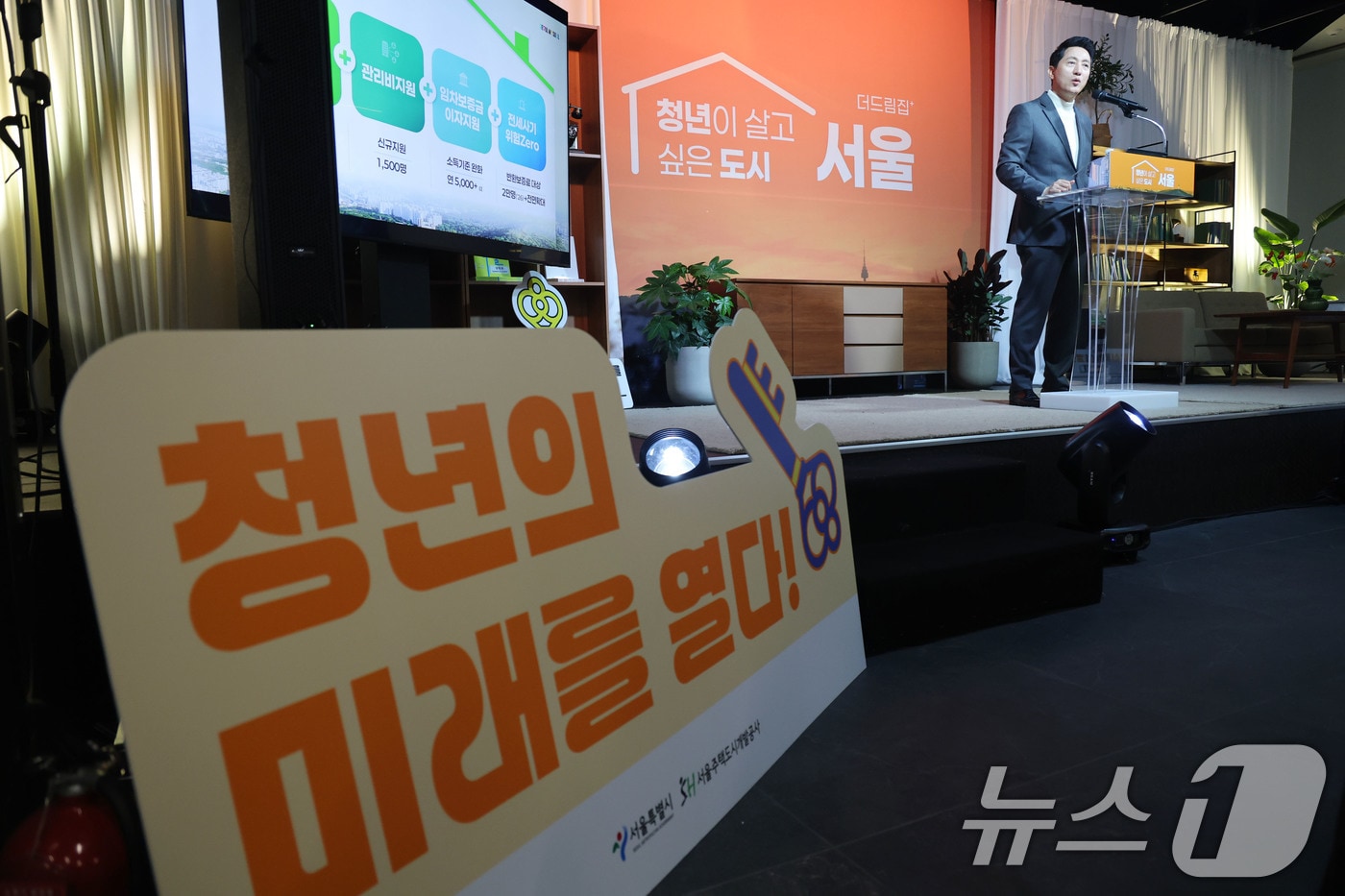 오세훈 서울시장이 10일 오후 서울시청 내 서울갤러리에서 열린 '청년 홈&잡 페어’에서 청년 주거 통합 브랜드 ‘더드림집+’과 함께 2030년까지 청년주택 7만4000채를 공급하는 내용의 ‘청년 주거안정 대책’을 발표하고 있다. 2026.3.10 ⓒ 뉴스1 이광호 기자