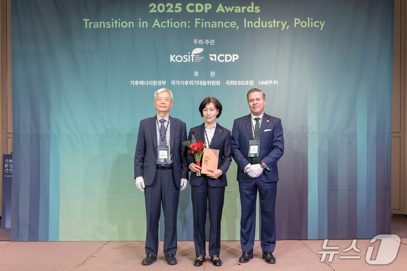 구자영 한국수자원공사 기획부문장(가운데)이 수상 이후 기념사진을 촬영하고 있다.