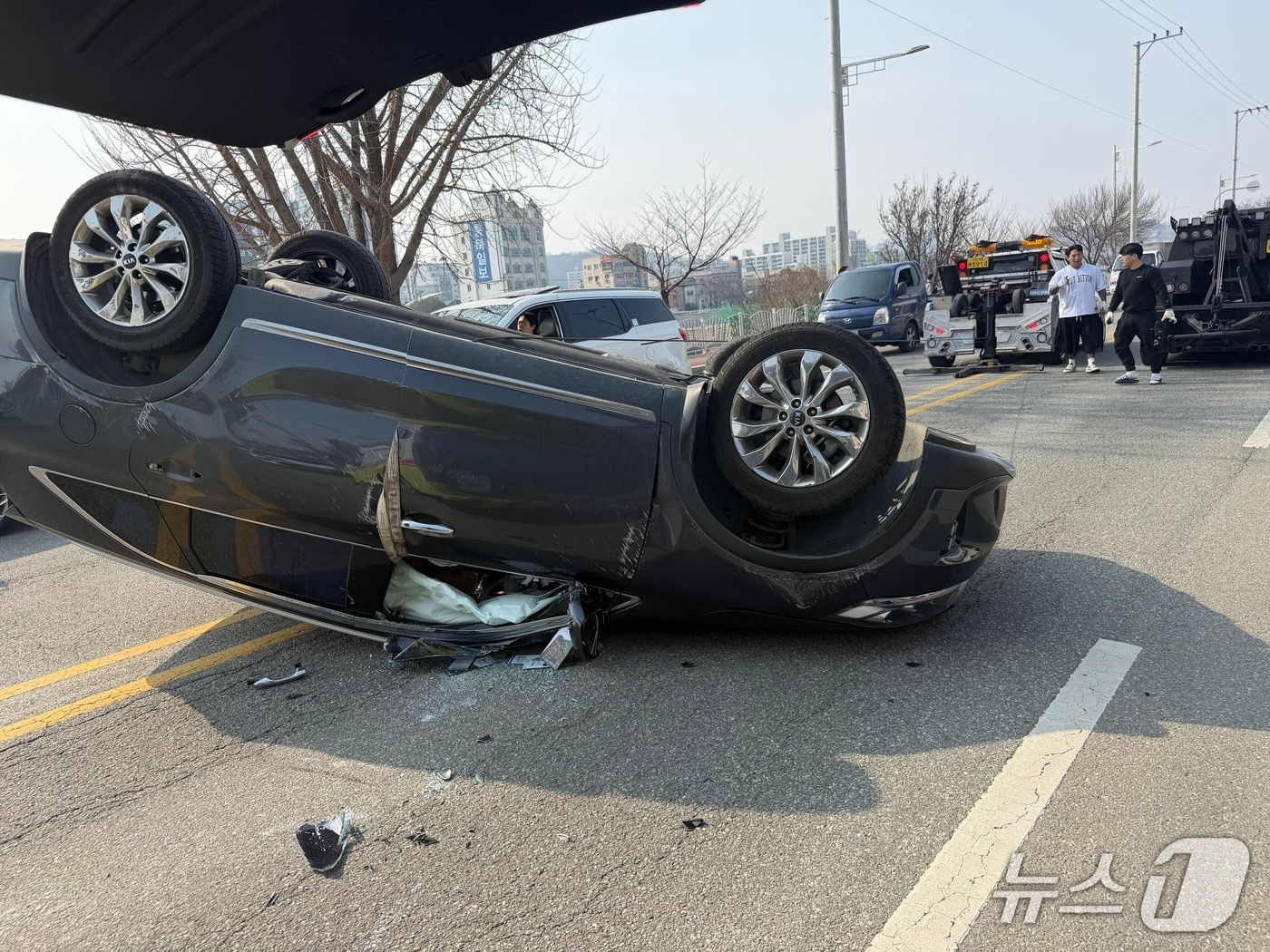 10일 오후 2시 45분쯤 충북 청주시 청원구 한 도로에서 SUV가 2차로에 정차한 차량을 들이받으면서 전복됐다.2026.3.10./뉴스1 장예린 기자