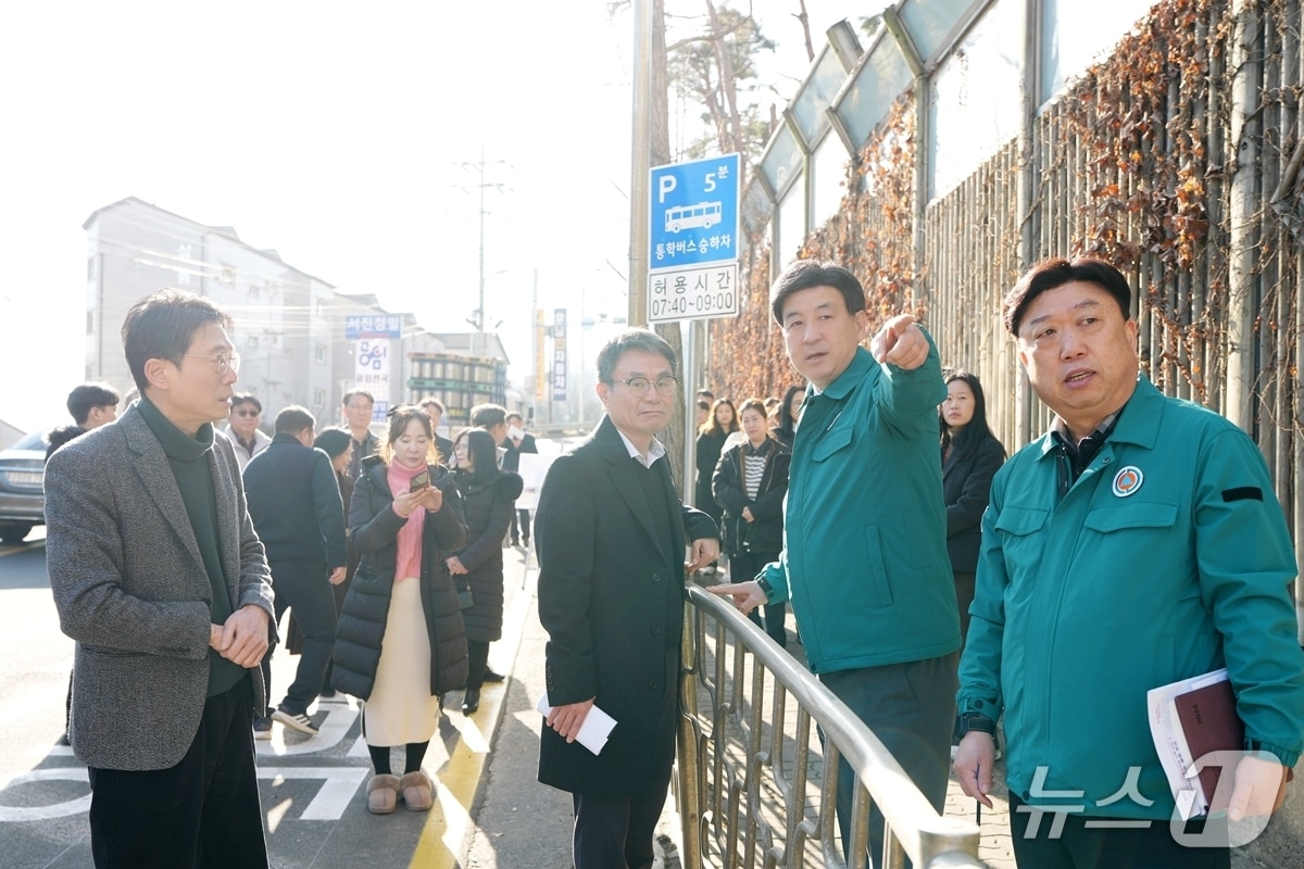 방세환 시장(오른쪽 두번째)이 삼동에 설치된 광남초 통학버스 전용 승하차 구역을 점검하고 있는 모습.(광주시 제공)