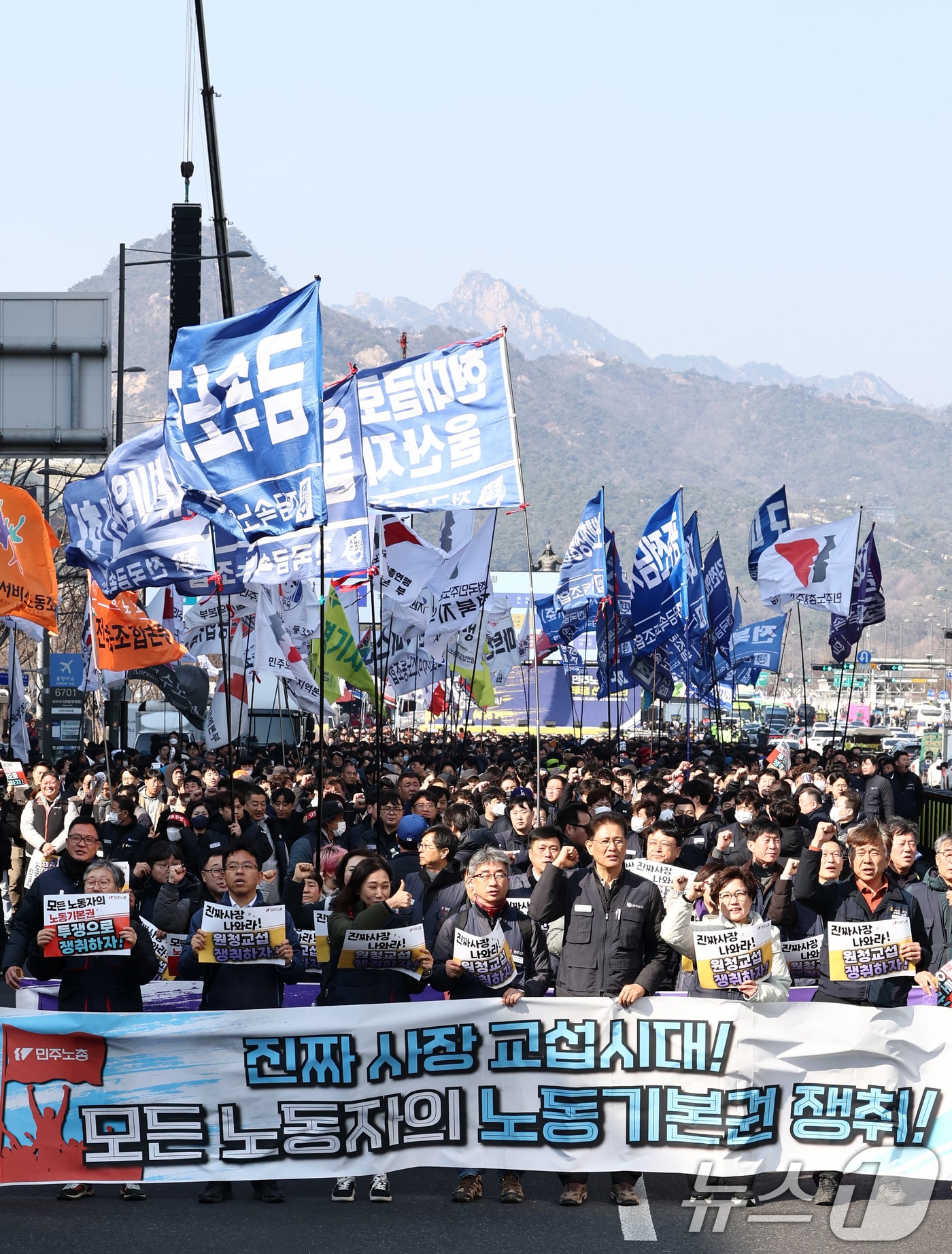 민주노총 조합원들이 10일 서울 종로구 세종대로 일대에서 열린 민주노총 투쟁 선포대회를 마치고 행진하고 있다. 2026.3.10 ⓒ 뉴스1 최지환 기자