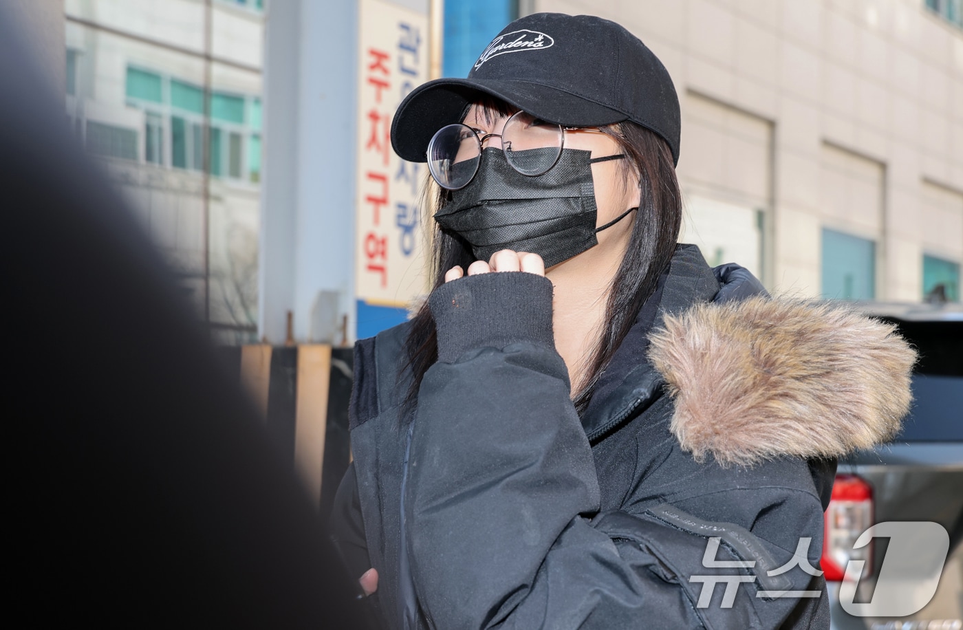 유튜버 쯔양(본명 박정원)이 10일 대전 서구 대전둔산경찰서에 피고소인 신분으로 조사를 마치고 취재진에 질문에 답하고 있다. 2026.3.10 ⓒ 뉴스1 김기태 기자