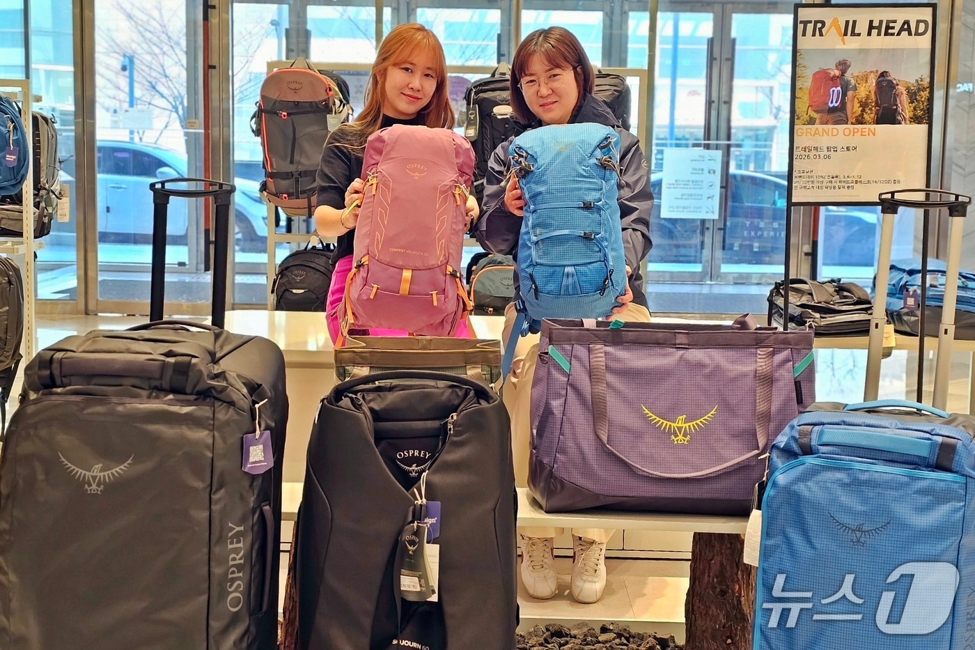 신세계백화점 센텀시티 트레일헤드 관계자들이 제품을 소개하고 있다.(신세계센텀시티 제공. 재판매 및 DB 금지)