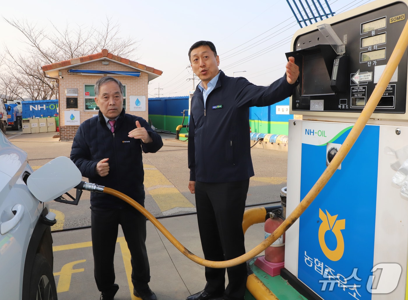정해웅 충남세종농협 본부장(오른쪽)이 10일 서산 대산농협주유소를 방문해 유가를 점검하고 있다. (충남세종농협 제공, 재판매 및 DB금지) / 뉴스1