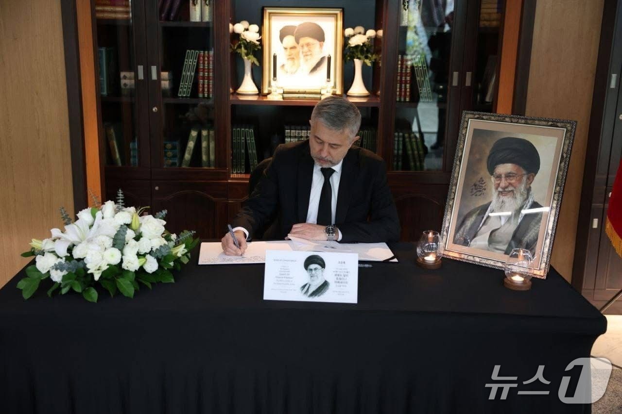 10일 주한 이란대사관을 방문해 조의록을 작성 중인 게오르기 지노비예프 주한 러시아 대사.(주한 러시아 대사관 제공)