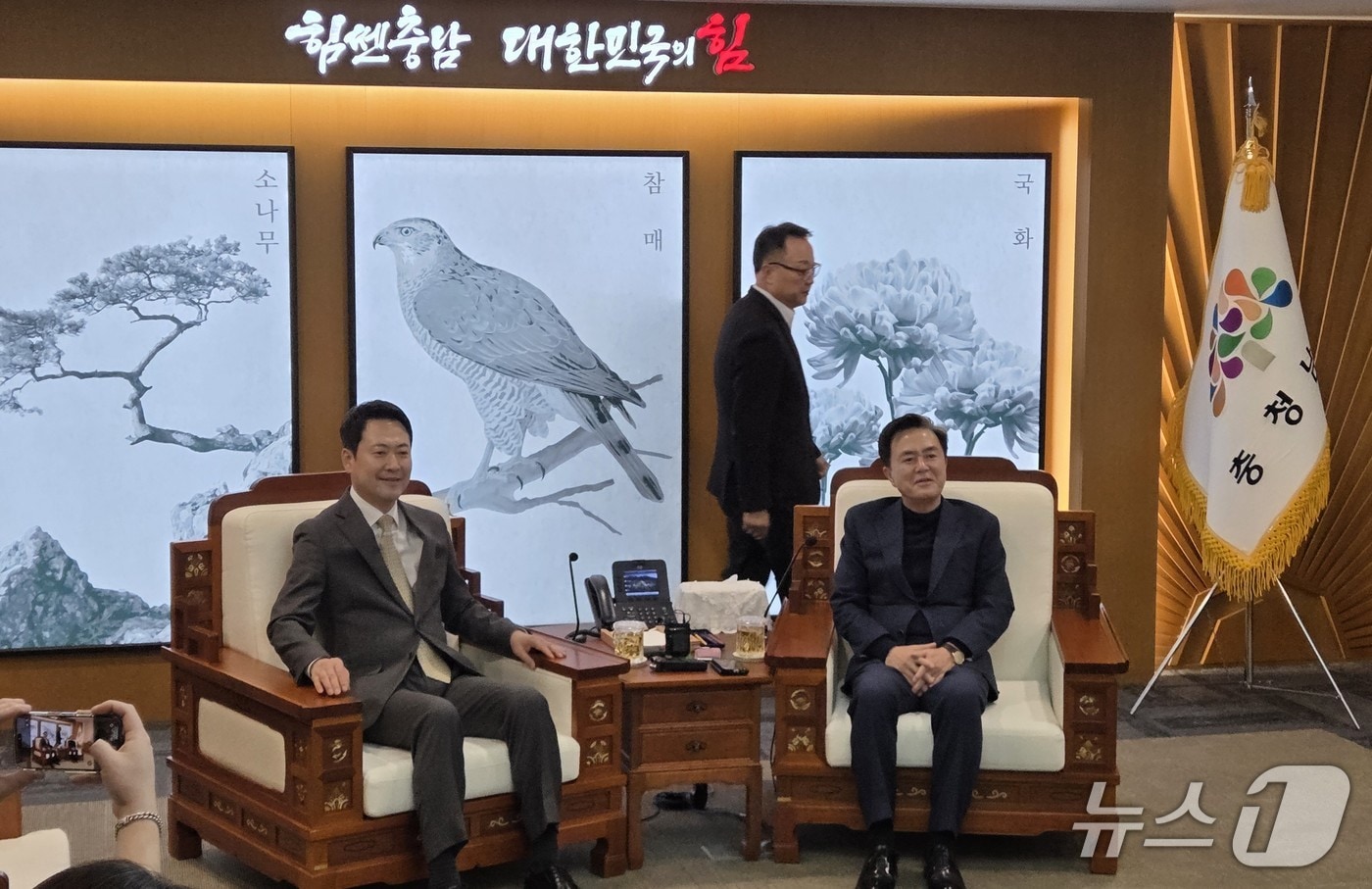 장동혁 대표와 김태흠 지사(오른쪽)가 10일 도청 외부접견실에서 긴급 회동에 나서고 있다.2026.3.10/뉴스1