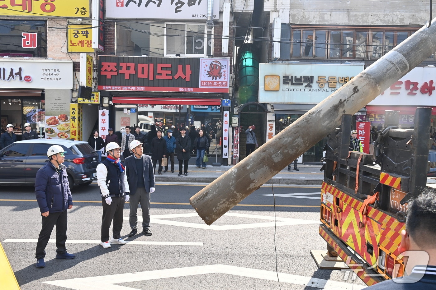 10일 경기 하남시 신장전통시장 일대에서 전봇대가 철거되고 있다.(하남시 제공. 재판매 및 DB 금지)/뉴스1