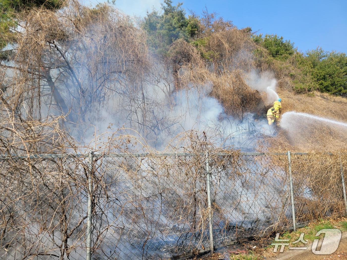 화재 현장을 정리하고 있는 소방 대원들.(경남소방본부 제공. 재판매 및 DB금지)