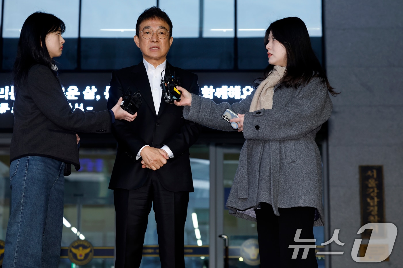 음주운전을 시인한 배우 이재룡이 10일 오후 서울 강남경찰서 교통조사계에서 피의자 신분으로 조사를 받고 나와 입장을 표명하고 있다. 이 씨는 지난 6일 오후 11시쯤 서울 지하철 9호선 삼성중앙역 인근에서 차량을 몰다 중앙분리대를 들이받고 도주한 혐의를 받는다. 2026.3.10 ⓒ 뉴스1 박정호 기자