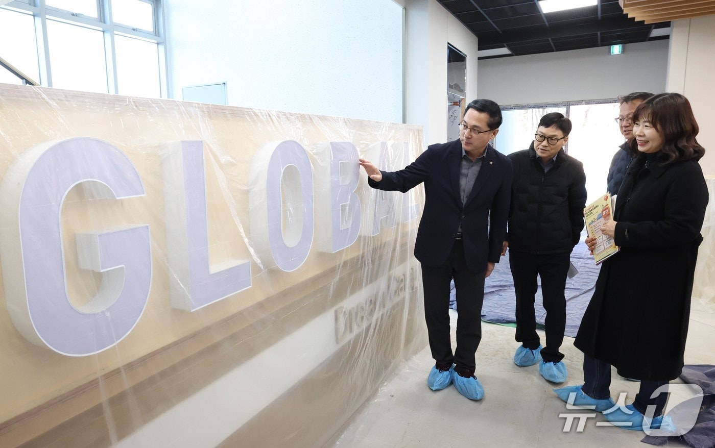 박희조 동구청장이 글로벌 드림캠퍼스를 점검하고 있다.(동구 제공. 재판매 및 DB금지)/뉴스1