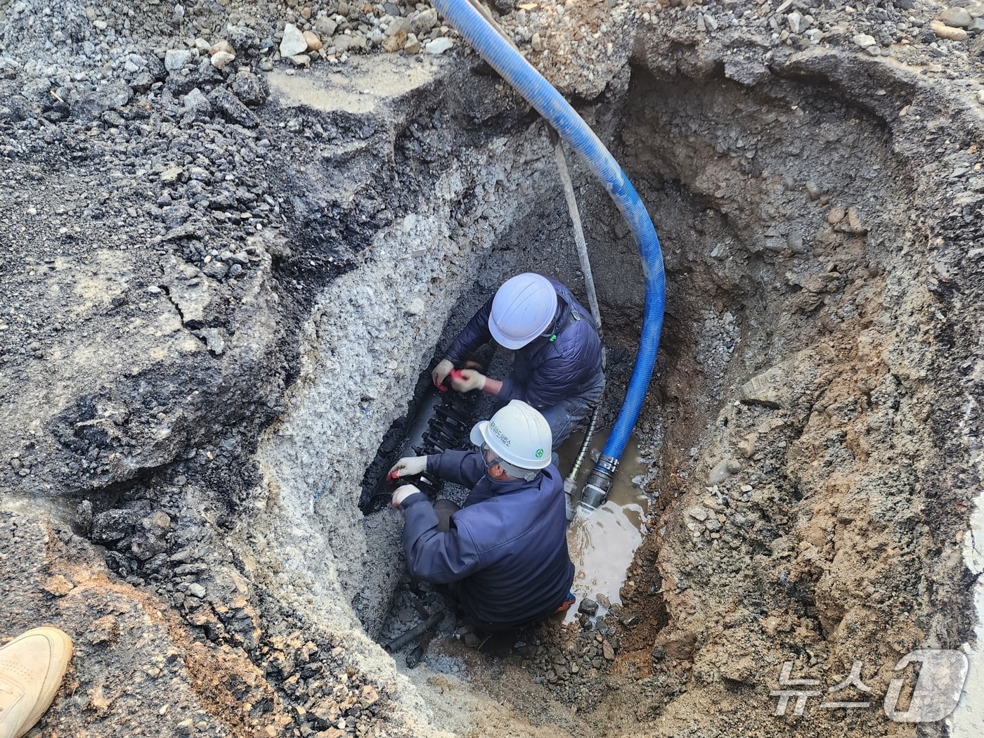 제천시가 상수도관이 파열되자, 응급 복구에 나섰다.(제천시 제공. 재판매 및 DB금지) 