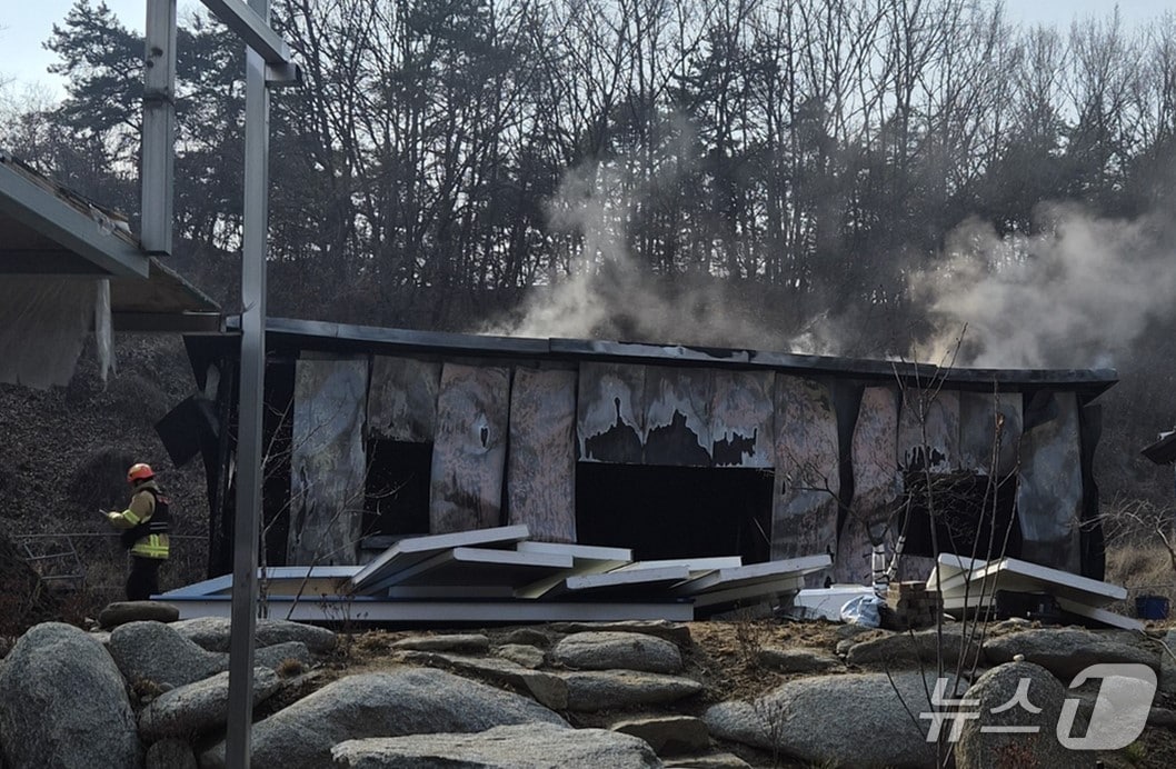 10일 오후 2시 48분쯤 경북 영주시 문수면 창고 신축 공사 현장에서 불이나 진화 대원들이 불을 끄고 있다.(경북소방본부 제공. 재판매 및 DB 금지)2026.3.11/뉴스1
