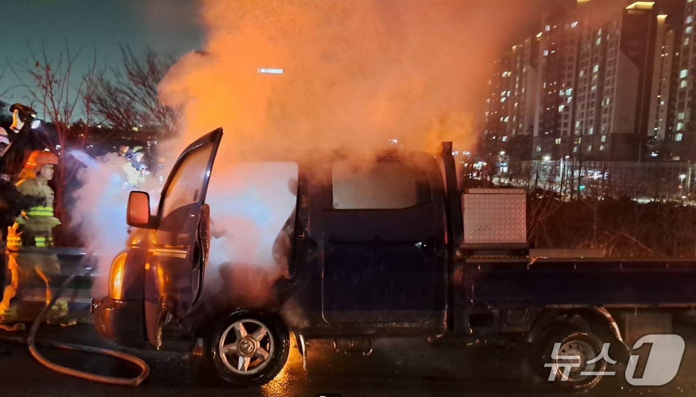 10일 오후 7시51분쯤 경북 경산시 진량읍 선화리 경부고속도로 부산 방향 111.4㎞ 지점을 달리던 1톤 화물차에 불이나 소방대원들이 진화하고 있다.(경북소방본부 제공. 재판매 및 DB 금지)2026.3.11/뉴스1