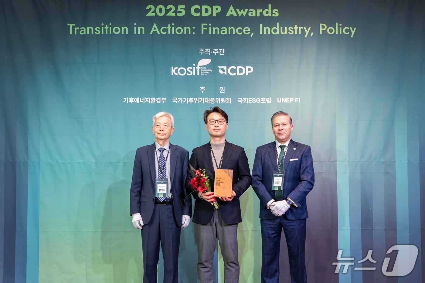 2025 CDP 코리아 어워즈에서 장지인 CDP 한국위원회 위원장(왼쪽)과 호세 오르도네스 CDP APAC 총괄 대표(오른쪽), 신경훈 현대로템 지속가능경영팀장(가운데)이 지난 10일 수상 후 기념촬영을 하고 있다.(현대로템 제공)