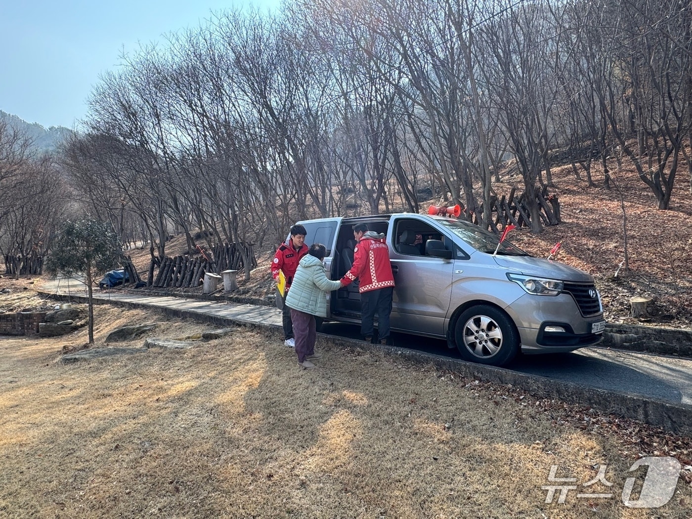  남부지방산림청이 10일 경북 울진군 금강송면에서 산불 발생 상황을 가정한 주민 대피훈련을 실시했다.(남부지방산림청 제공, 재판매 및 DB금지) 2026.3.11/뉴스1