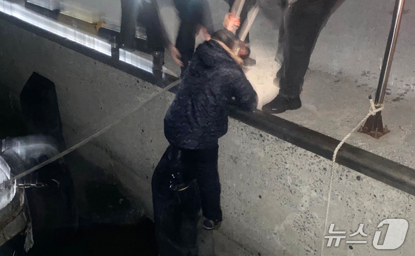 11일 오전 1시 35분쯤 전남 진도군 임회면 서망항 인근 해상에서 해상에 추락한 낚시객을 목포해경이 구조하고 있다.(목포해경 제공. 재판매 및 DB 금지)