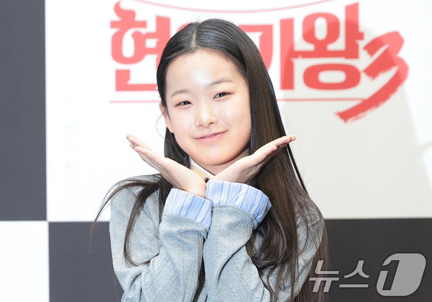 가수 이수연이 11일 오전 서울 마포구 상암 스탠포드호텔에서 진행된 MBN 서바이벌 예능 ‘현역가왕3’ 기자간담회에서 포즈를 취하고 있다. ‘현역가왕3’은 트롯 TOP7을 뽑는 기존 오디션을 넘어, 대한민국 장르별 톱티어 현역 가수들이 태극마크를 놓고 맞붙는 국가대표 선발 서바이벌 음악 예능이다. 2026.3.11 ⓒ 뉴스1 권현진 기자