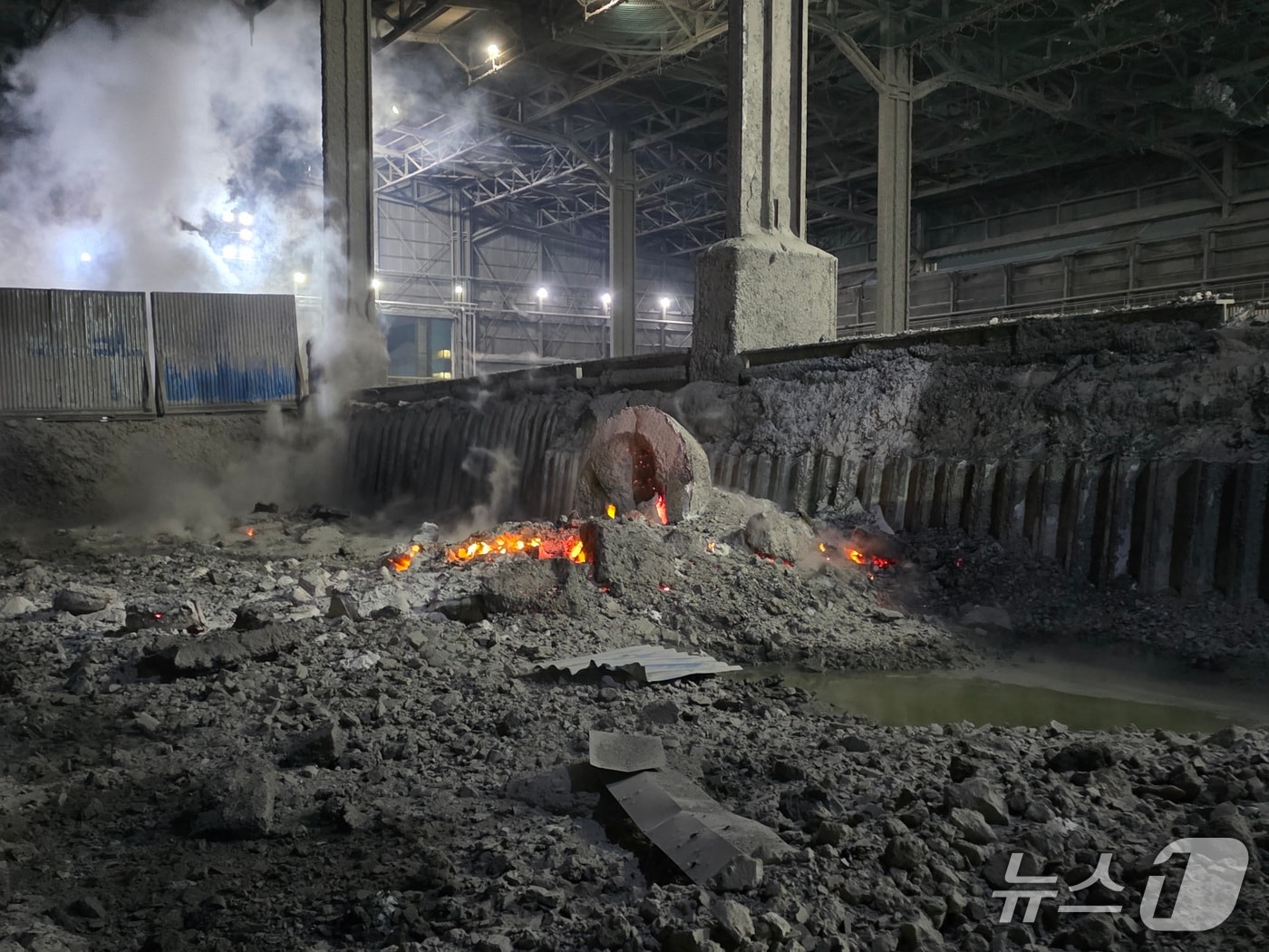 10일 오후 7시 54분쯤 인천시 동구 현대제철 내 슬러그 처리장에서 화재가 발생했다.(인천소방본부 제공. 재배포 및 DB금지)2026.3.11/뉴스1