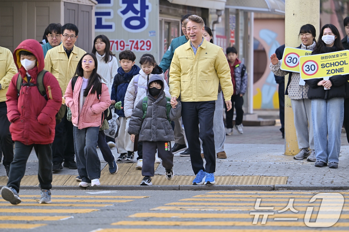김이강 광주 서구청장이 11일 유덕초등학교 주변 어린이 보호구역에서 '2026년 개학기 초등학교 주변 합동 안전점검'을 실시하고 있다. (광주 서구 제공. 재판매 및 DB금지) 2026.3.11 ⓒ 뉴스1 