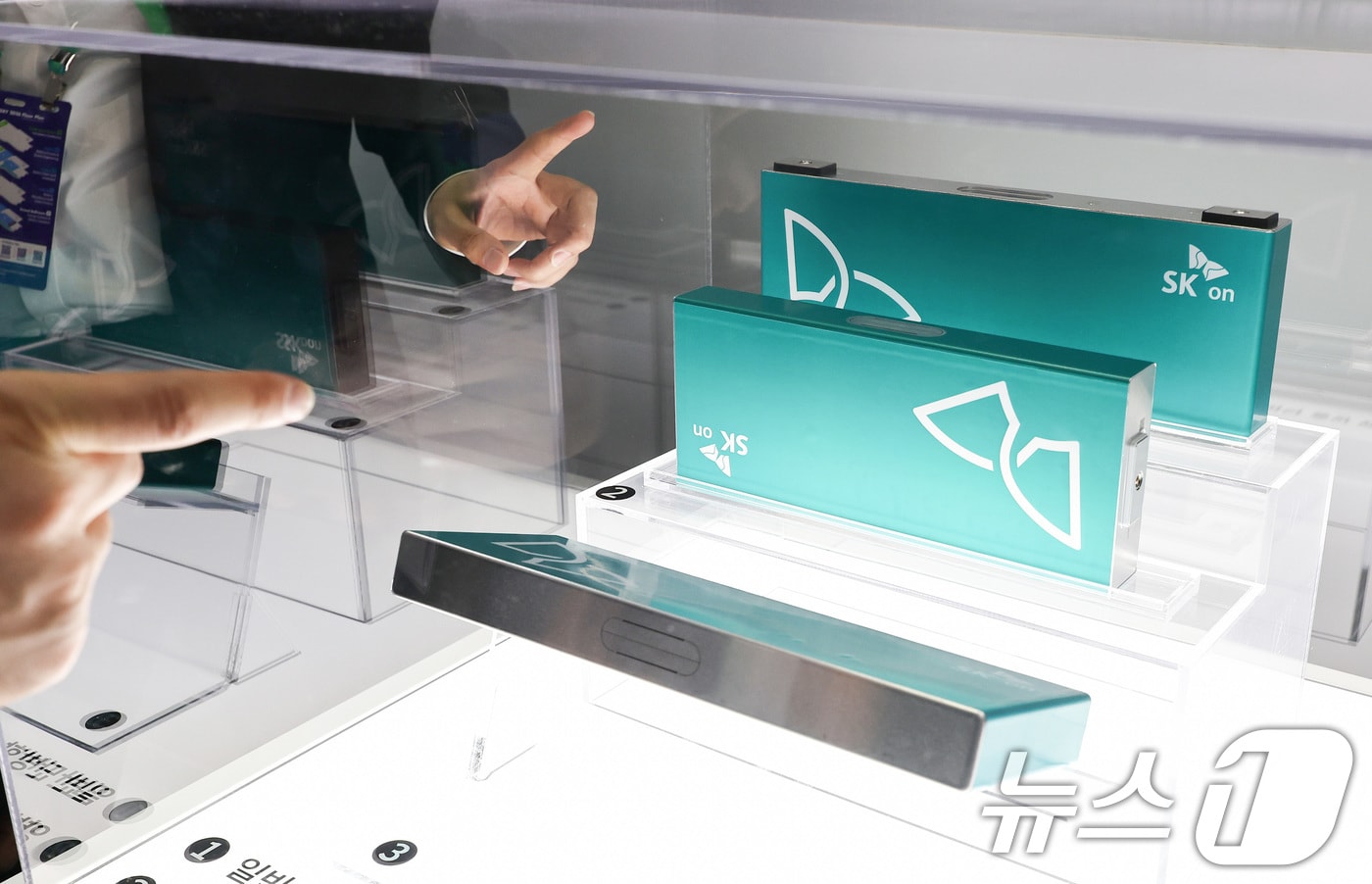 11일 서울 코엑스에서 열린 인터배터리 2026에서 참석자들이 SK온의 배터리 제품을 살펴보고 있다. 올해로 14회를 맞이하는 국내 최대 규모 배터리 전시회 인터배터리 2026은 오는 13일까지 3일간 개최된다. 2026.3.11 ⓒ 뉴스1 최지환 기자