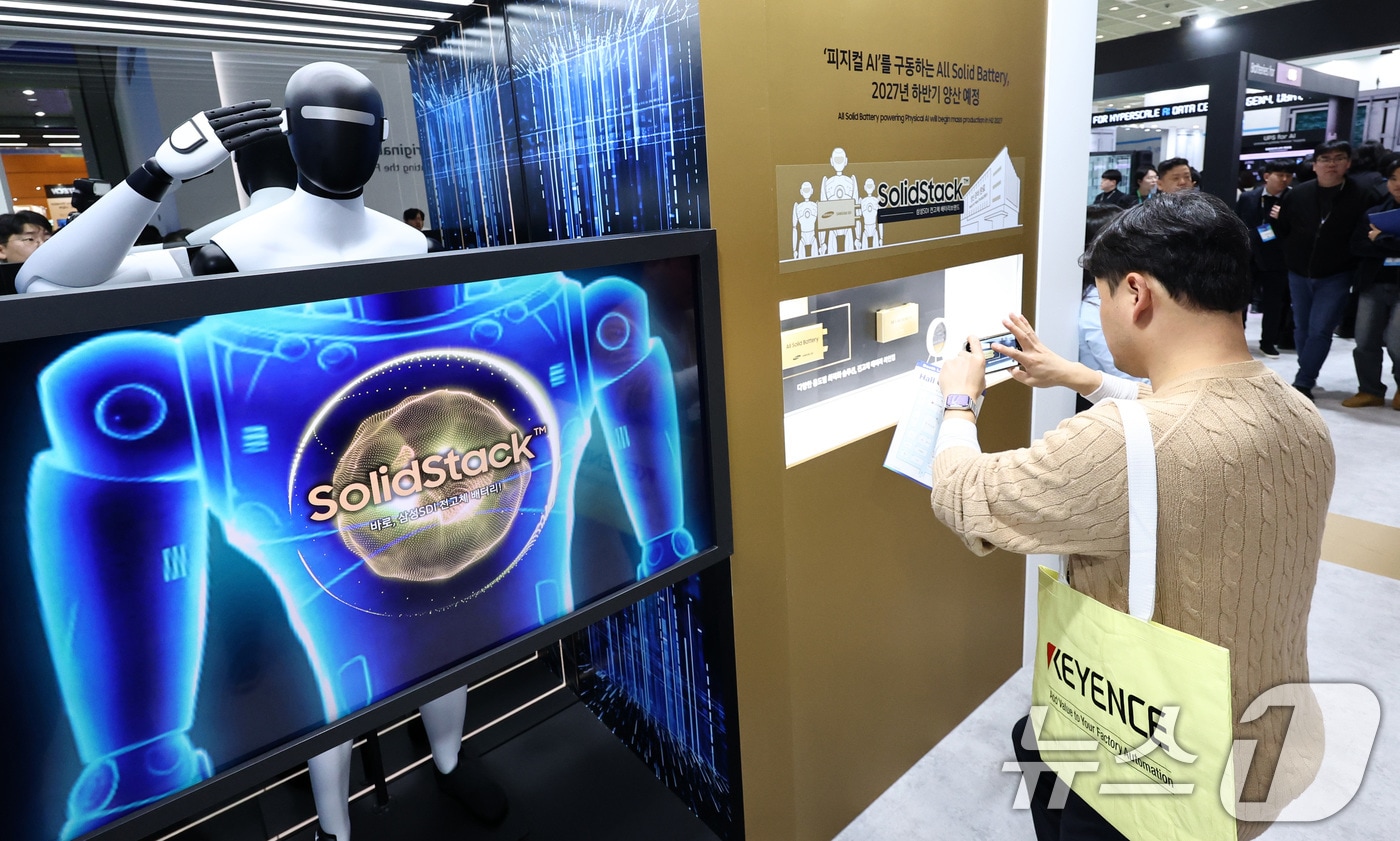 지난 3월11일 서울 코엑스에서 열린 인터배터리 2026에서 삼성SDI 부스를 찾은 사람들이 전고체 배터리 제품을 살펴보고 있다. 2026.3.11 ⓒ 뉴스1 최지환 기자