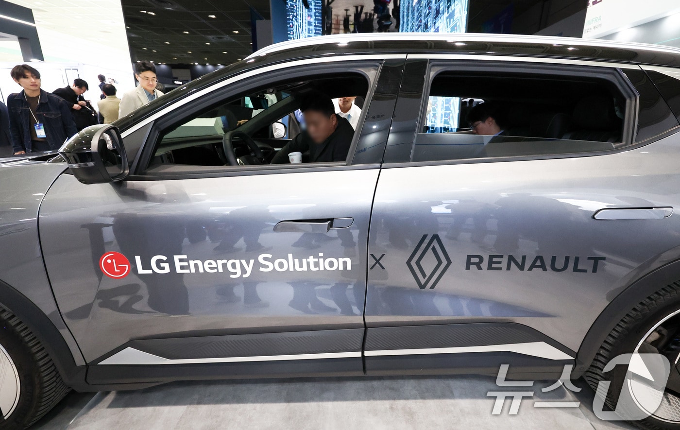 지난 3월11일 서울 코엑스에서 열린 인터배터리 2026에서 LG에너지솔루션 부스를 찾은 사람들이 LG에너지솔루션 배터리를 탑재한 르노 전기차를 살펴보고 있다. 2026.3.11 ⓒ 뉴스1 최지환 기자