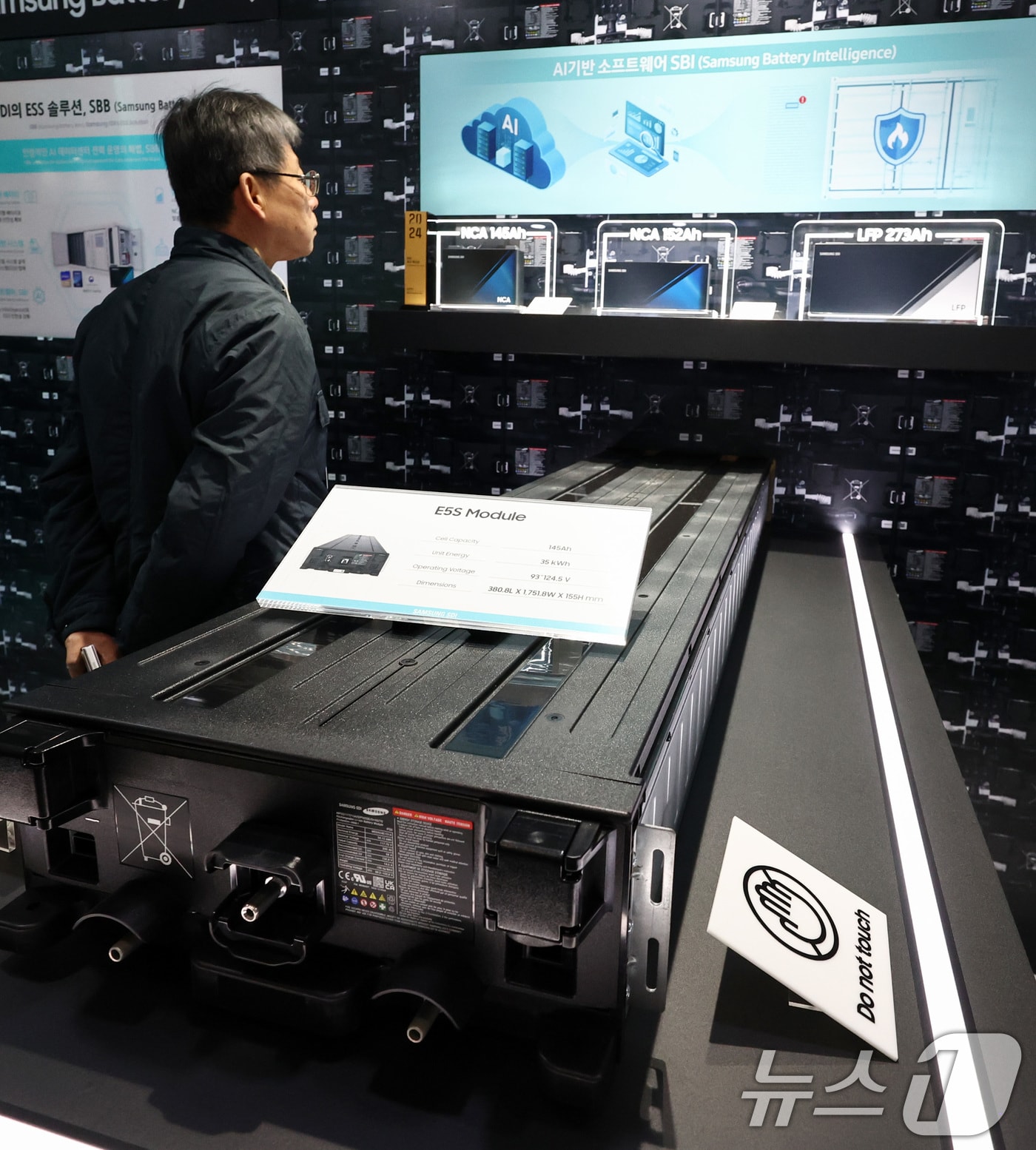 지난달 서울 코엑스에서 열린 인터배터리 2026에서 삼성SDI 부스를 찾은 사람들이 에너지저장장치(ESS) 제품을 살펴보고 있다. 2026.3.11 ⓒ 뉴스1 최지환 기자