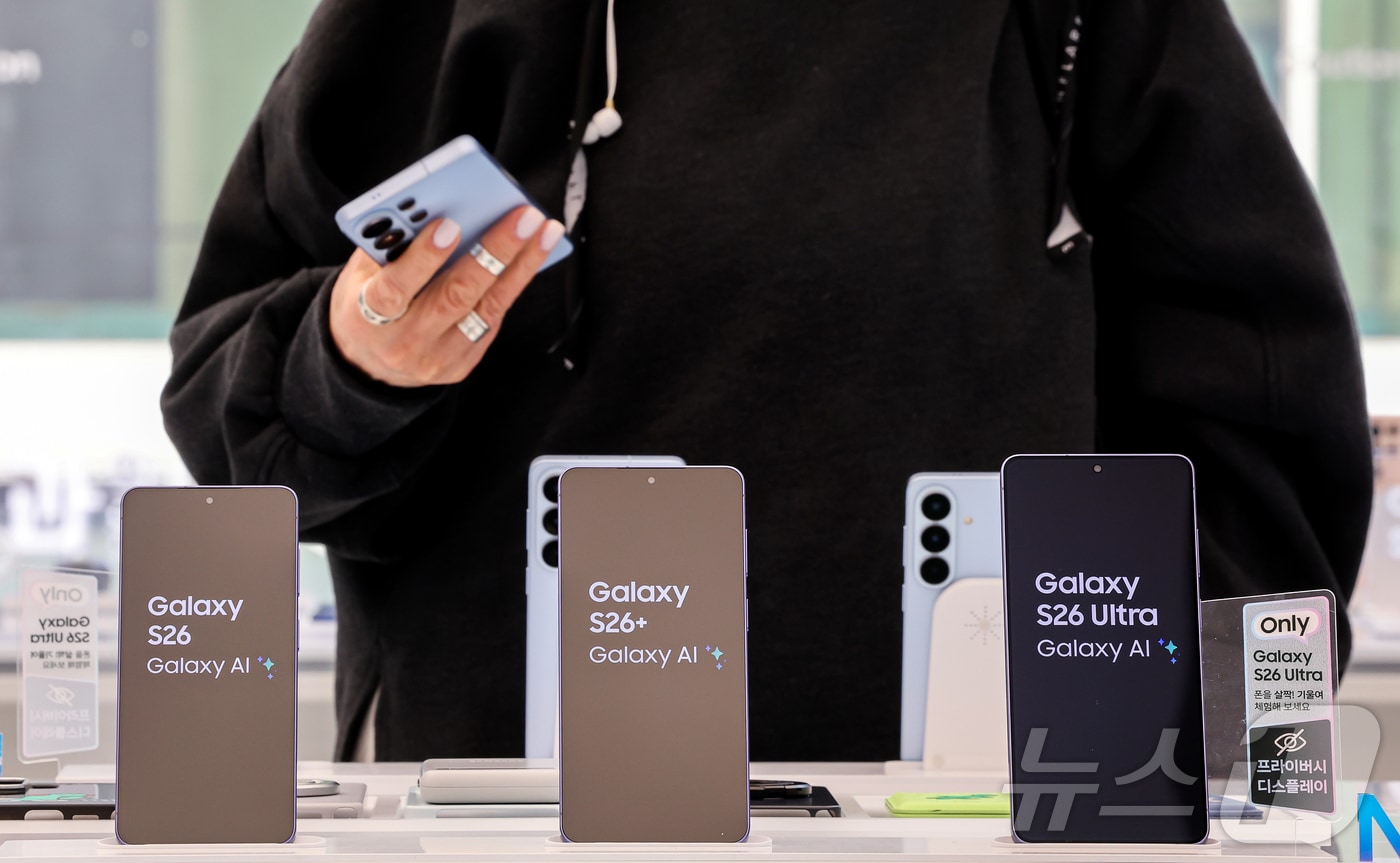 '갤럭시 S26 시리즈'가 공식 출시된 11일 서울 서초구 삼성 강남 매장에 갤럭시 S26(왼쪽부터), 갤럭시 S26 플러스, 갤럭시 S26 울트라가 진열돼 있다. 2026.3.11 ⓒ 뉴스1 김진환 기자