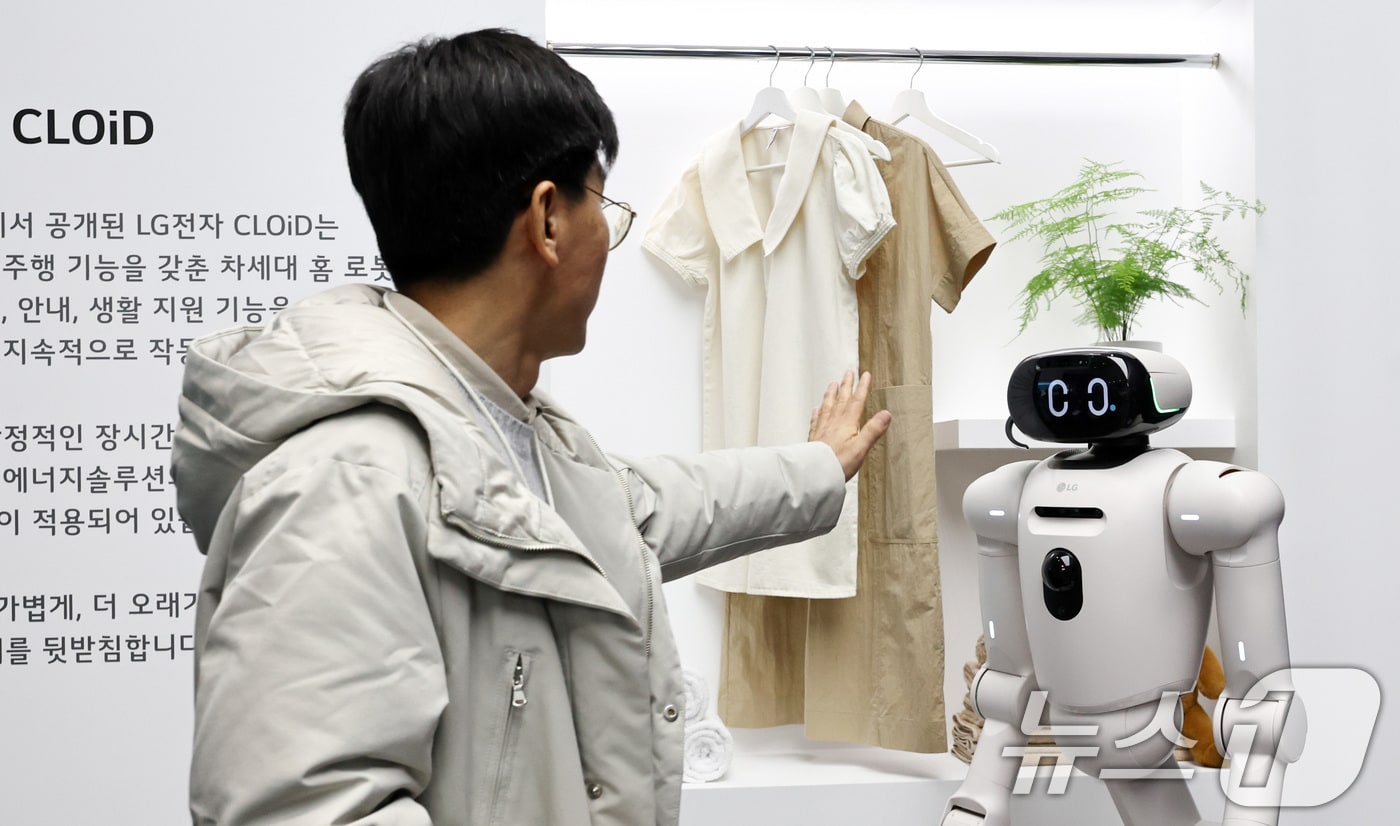 11일 서울 코엑스에서 열린 인터배터리 2026에서 LG에너지솔루션 부스를 둘러보고 있다.2026.3.11 ⓒ 뉴스1 최지환 기자