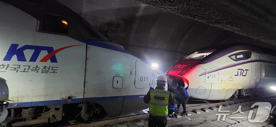 코레일이 11일 새벽 수서평택고속선 율현터널에서 KTX와 SRT 연결 관련 비상대응 훈련을 실시했다.(한국철도공사 제공.재판매 및 DB금지)/뉴스1