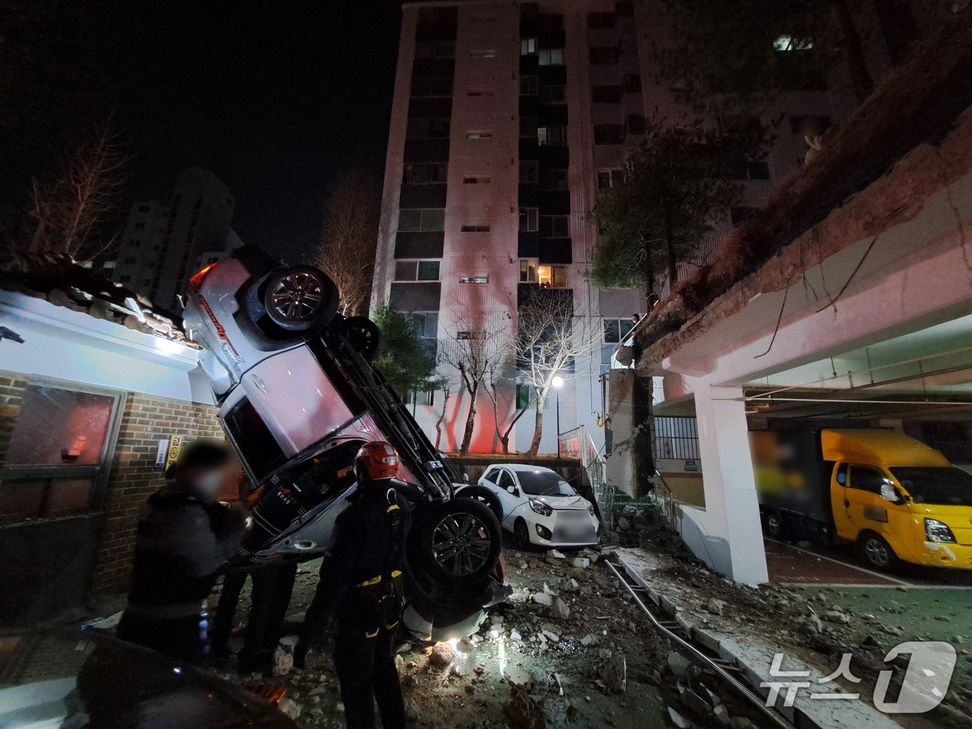 10일 오후 10시께 울산 중구의 한 아파트에서 SUV가 추락했다.(울산경찰청 제공. 재판매 및 DB금지)/뉴스1