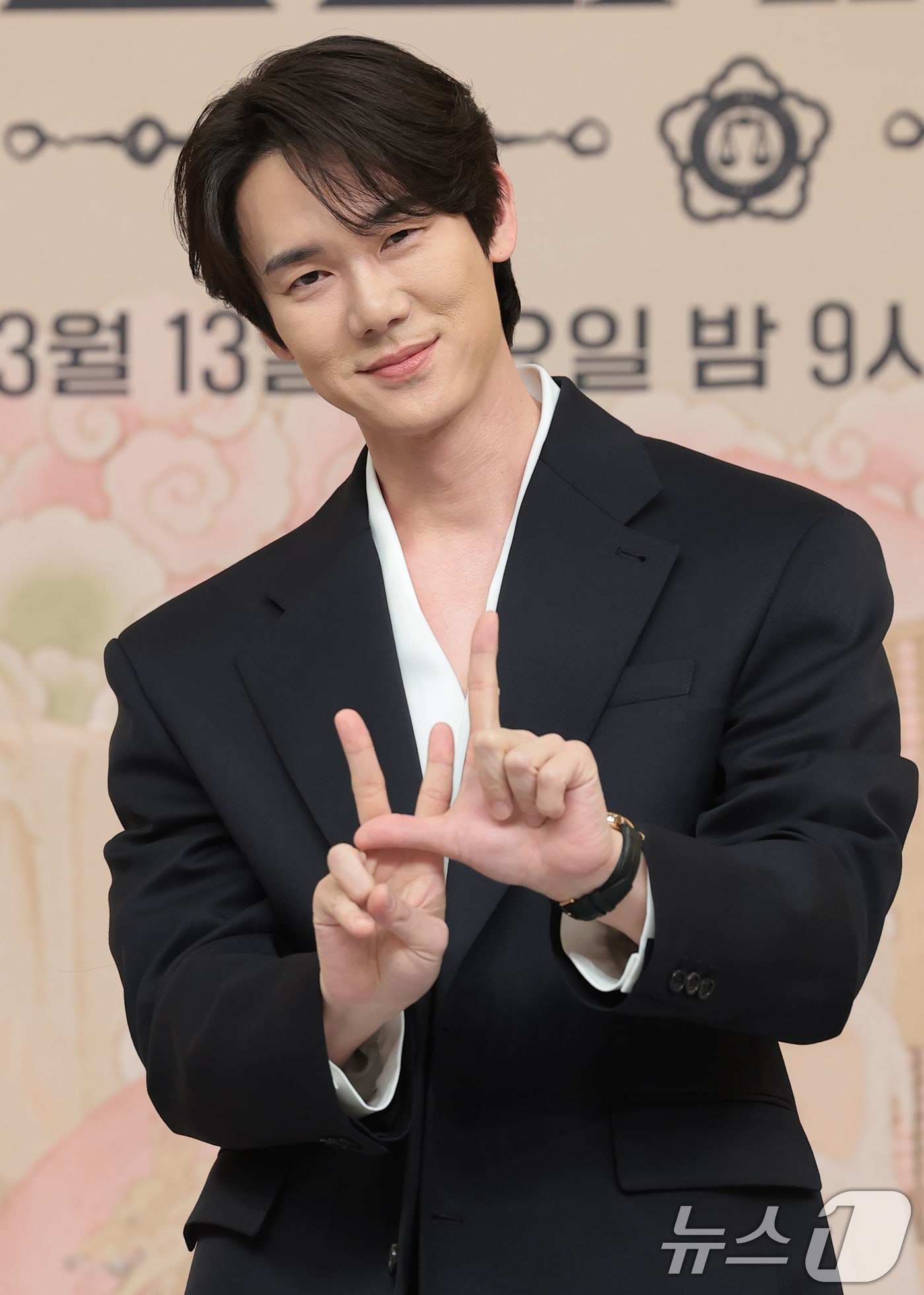 배우 유연석이 11일 서울 양천구 목동 SBS에서 열린 새 금토드라마 '신이랑 법률사무소'(극본 김가영, 강철규/ 연출 신중훈) 제작발표회에 참석해 포즈를 취하고 있다. '신이랑 법률사무소'는 망자의 한을 통쾌하게 풀어주는 '신들린 변호사' 신이랑(유연석 분)과 승소에 모든 것을 건 '냉혈 엘리트 변호사' 한나현(이솜 분)의 기묘하고도 따뜻한 한풀이 어드벤처를 그린 드라마다. 2026.3.11 ⓒ 뉴스1 권현진 기자