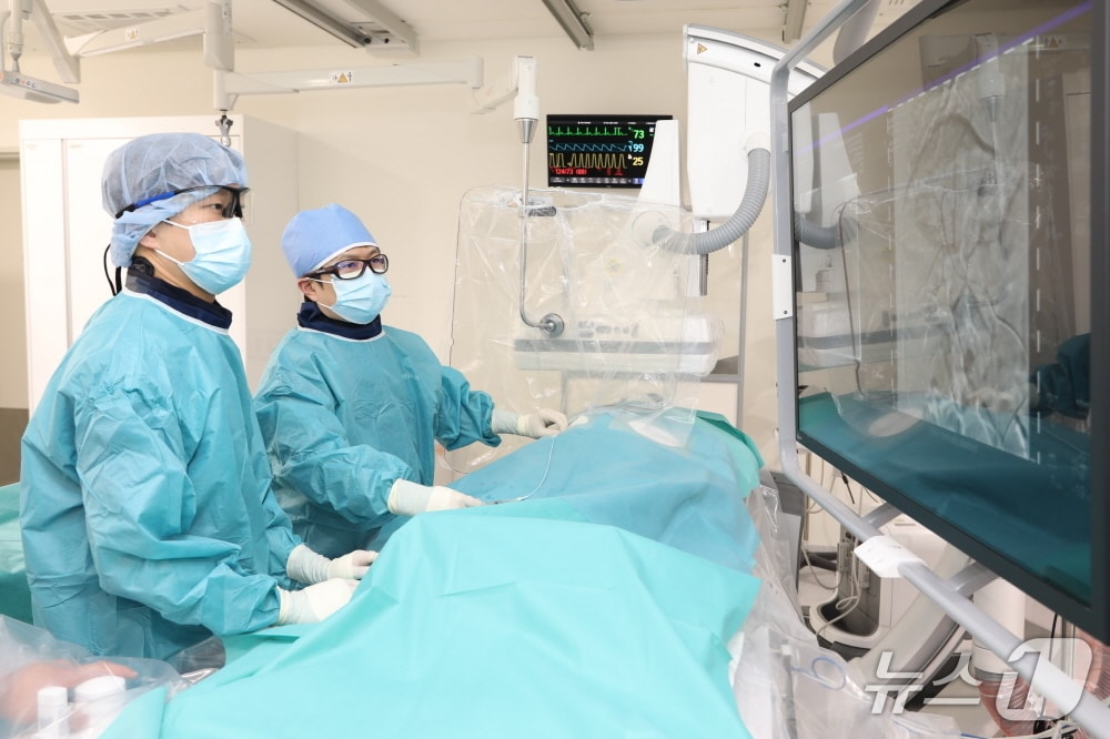 '방사선색전술'로 치료하는 이형남 교수.(순천향대 천안병원 제공. 재판매 및 DB금지)